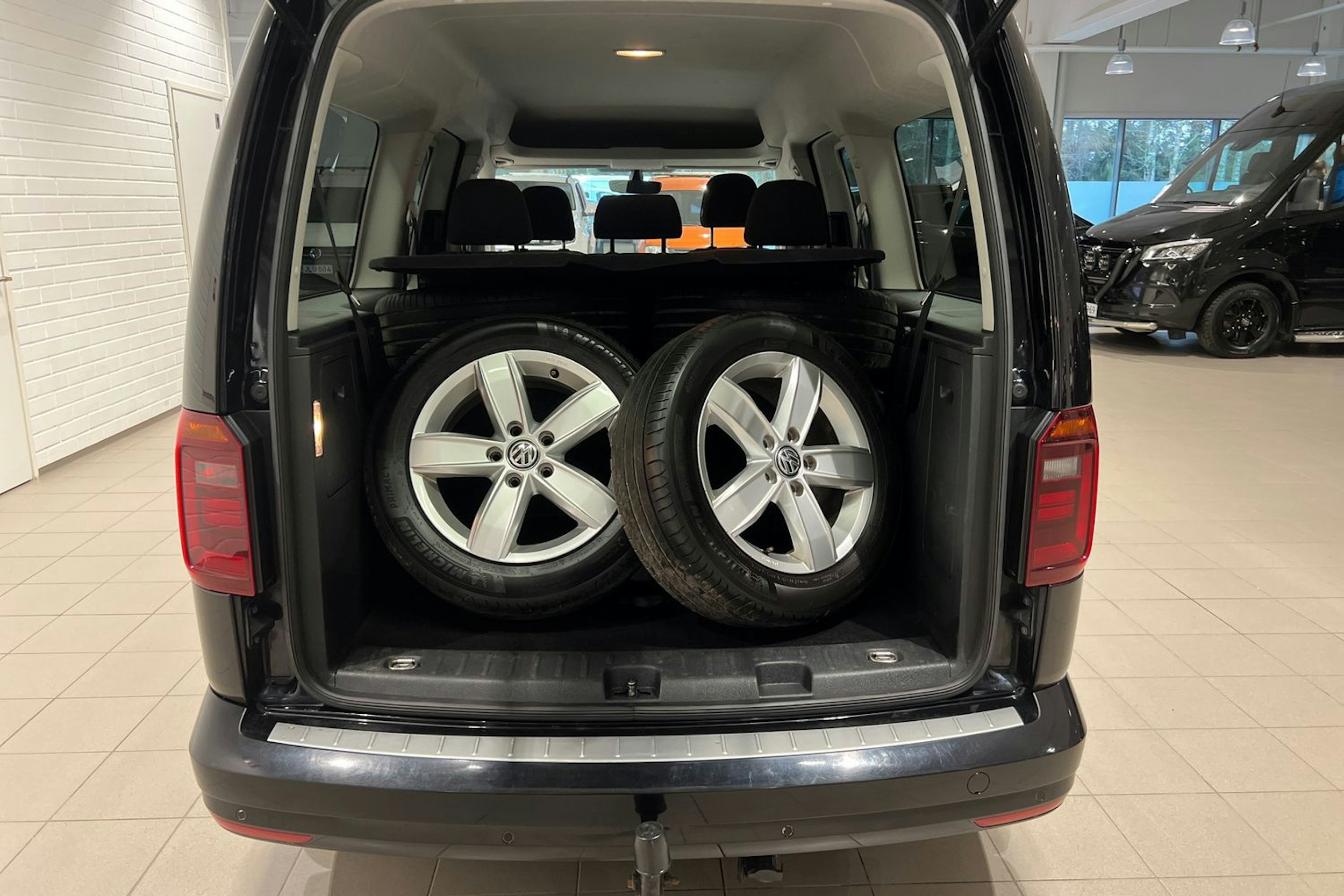 musta Volkswagen Caddy Maxi 2017 kuva 19.