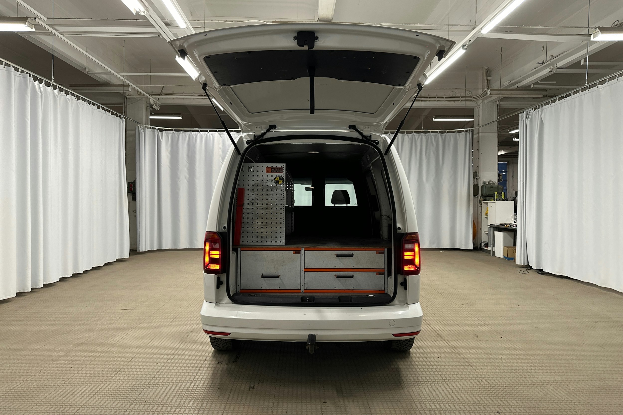 valkoinen Volkswagen Caddy Maxi 2018 kuva 7.