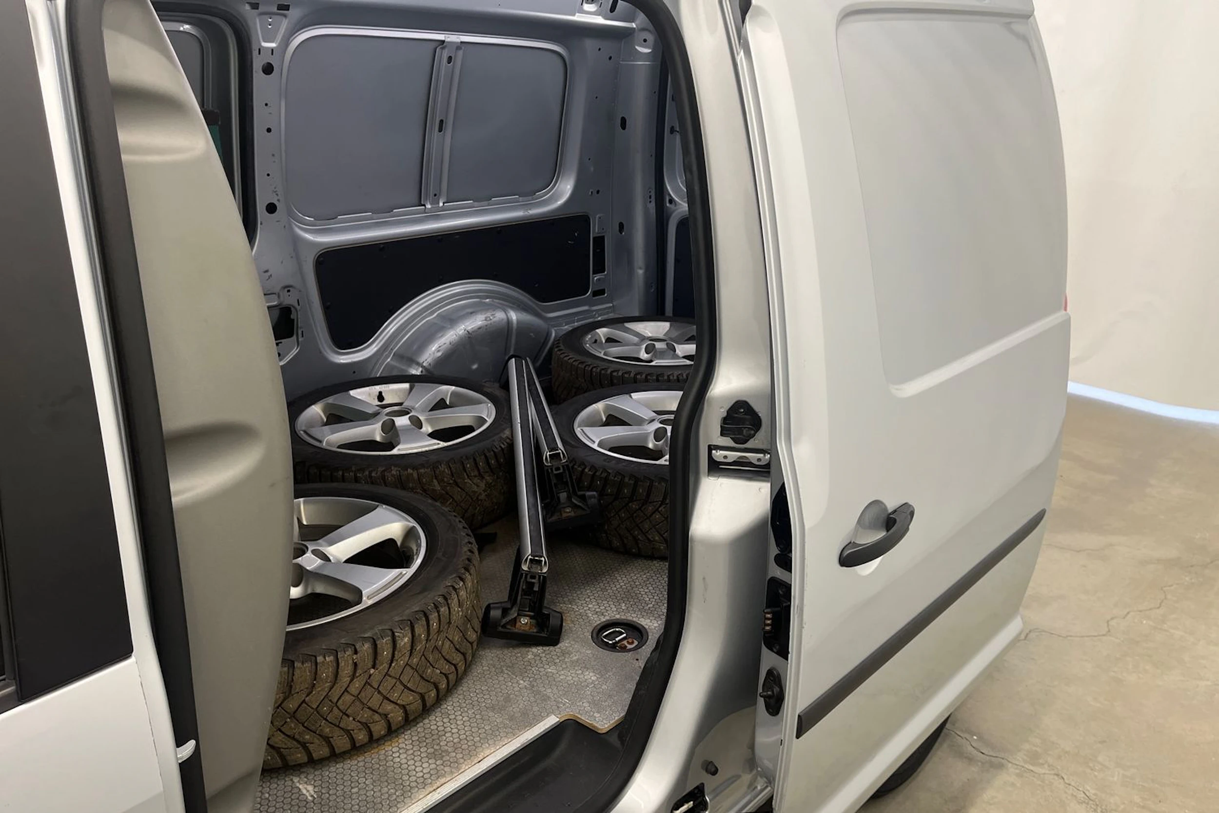 met. hopea Volkswagen Caddy Maxi 2018 kuva 18.