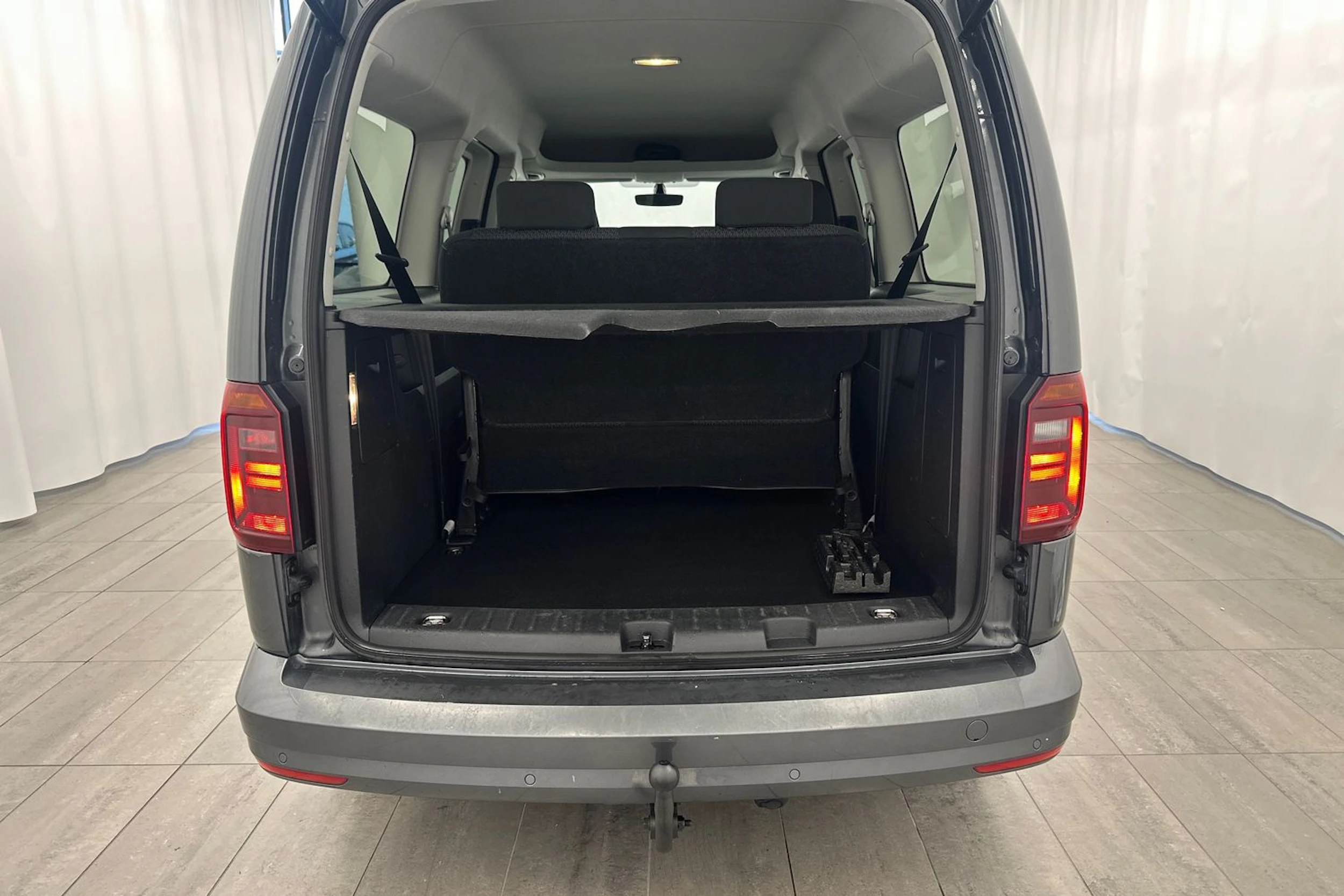 harmaa Volkswagen Caddy Maxi 2018 kuva 13.