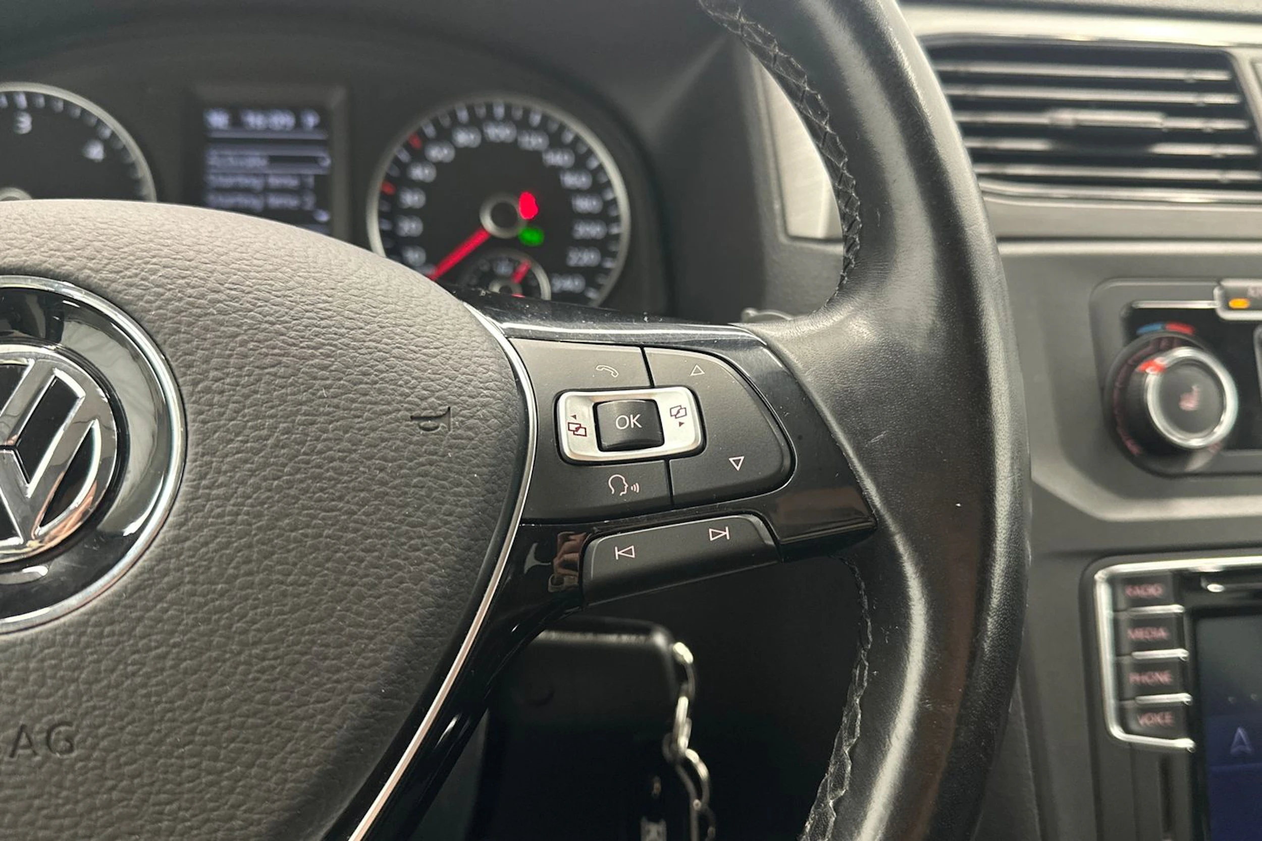harmaa Volkswagen Caddy Maxi 2018 kuva 17.
