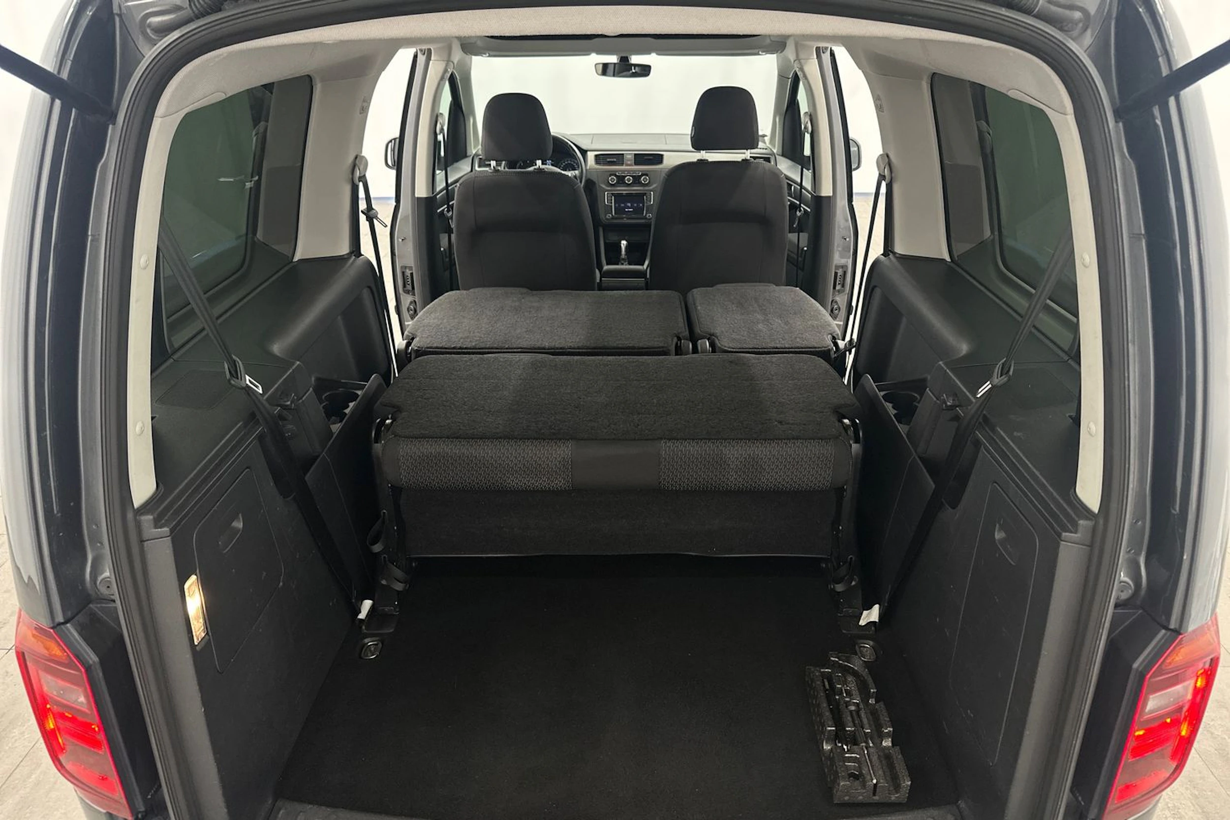 harmaa Volkswagen Caddy Maxi 2018 kuva 26.