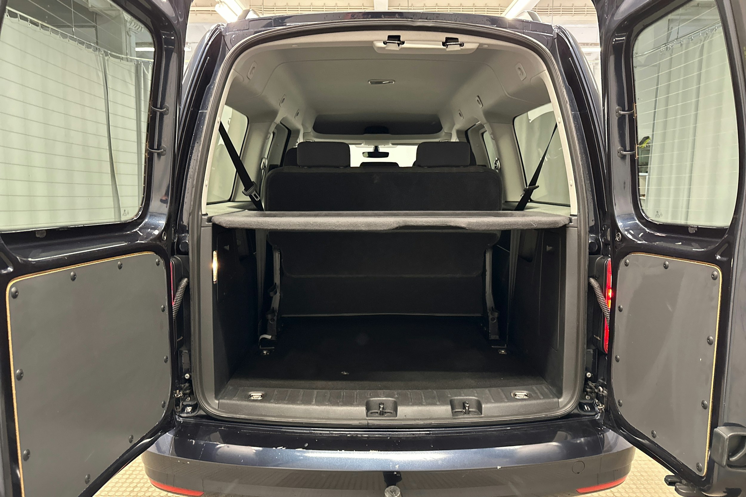 sininen Volkswagen Caddy Maxi 2018 kuva 14.