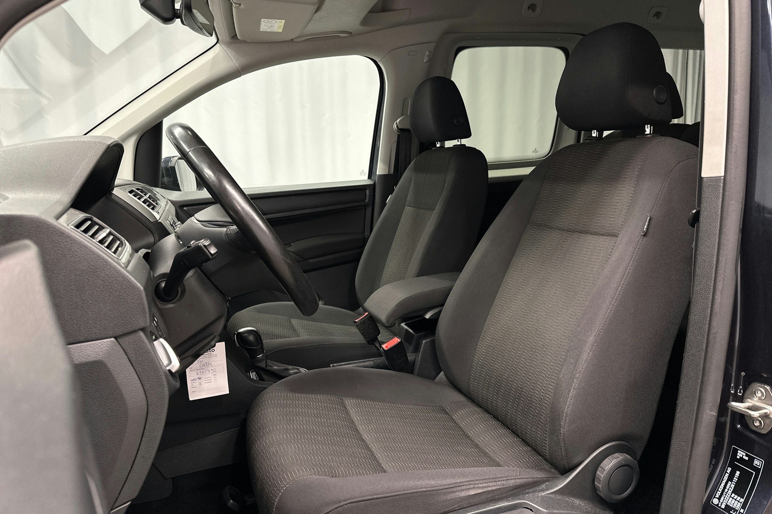 sininen Volkswagen Caddy Maxi 2018 kuva 17.