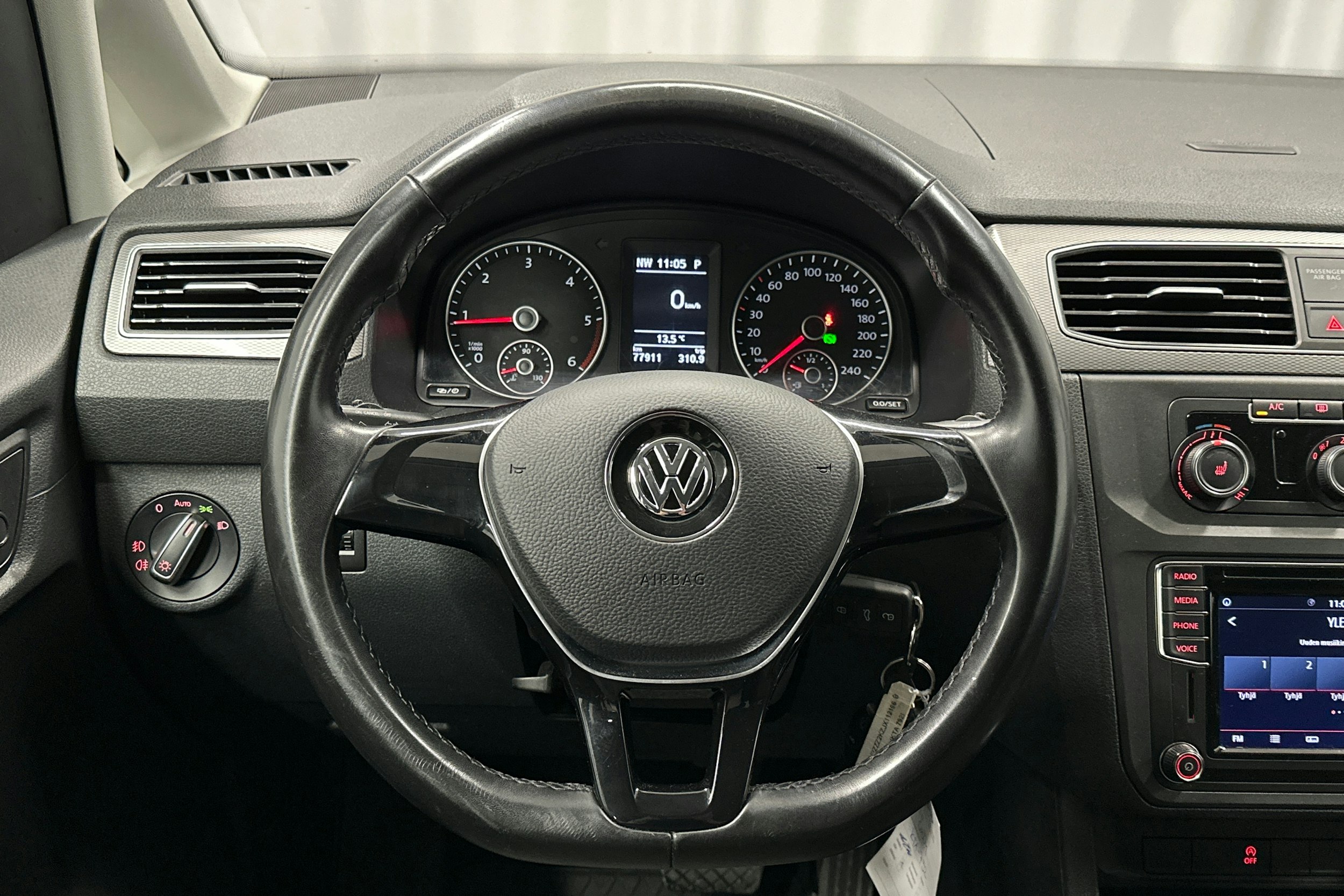 sininen Volkswagen Caddy Maxi 2018 kuva 18.