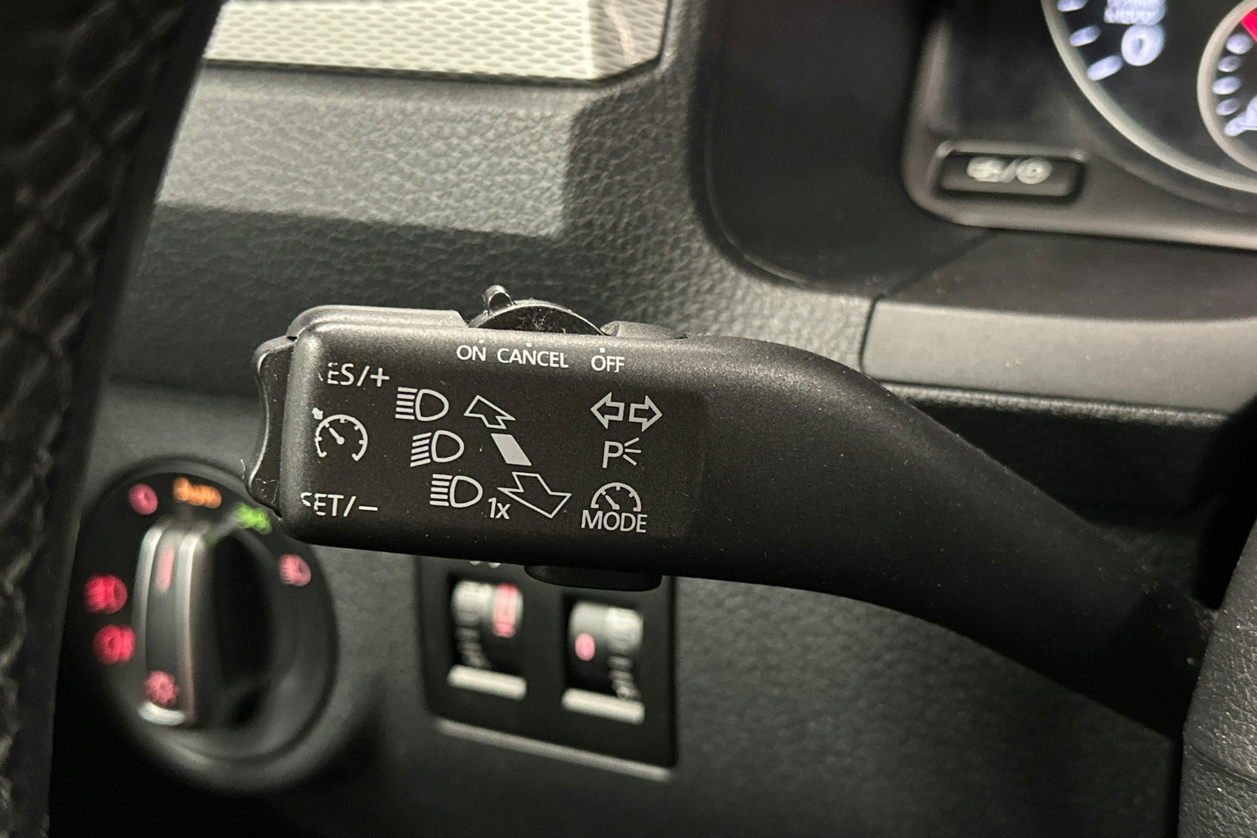 sininen Volkswagen Caddy Maxi 2018 kuva 26.