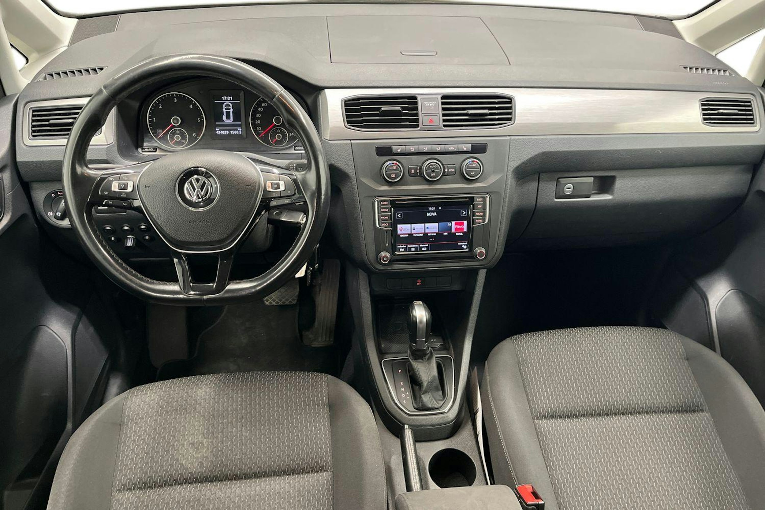 musta Volkswagen Caddy Maxi 2018 kuva 9.