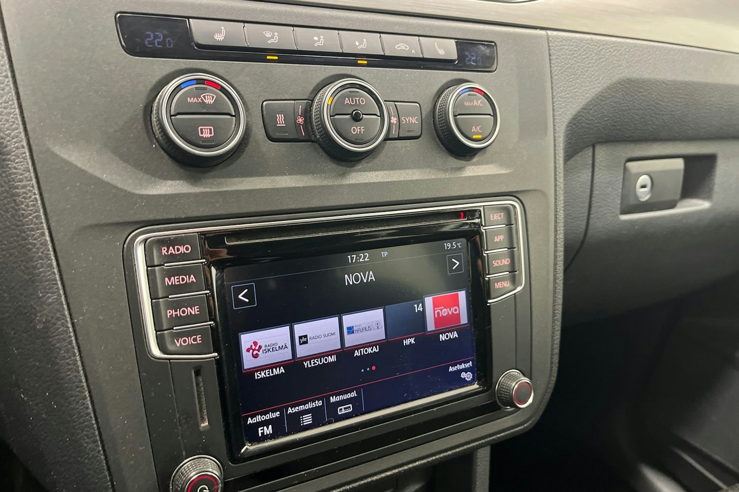 musta Volkswagen Caddy Maxi 2018 kuva 14.