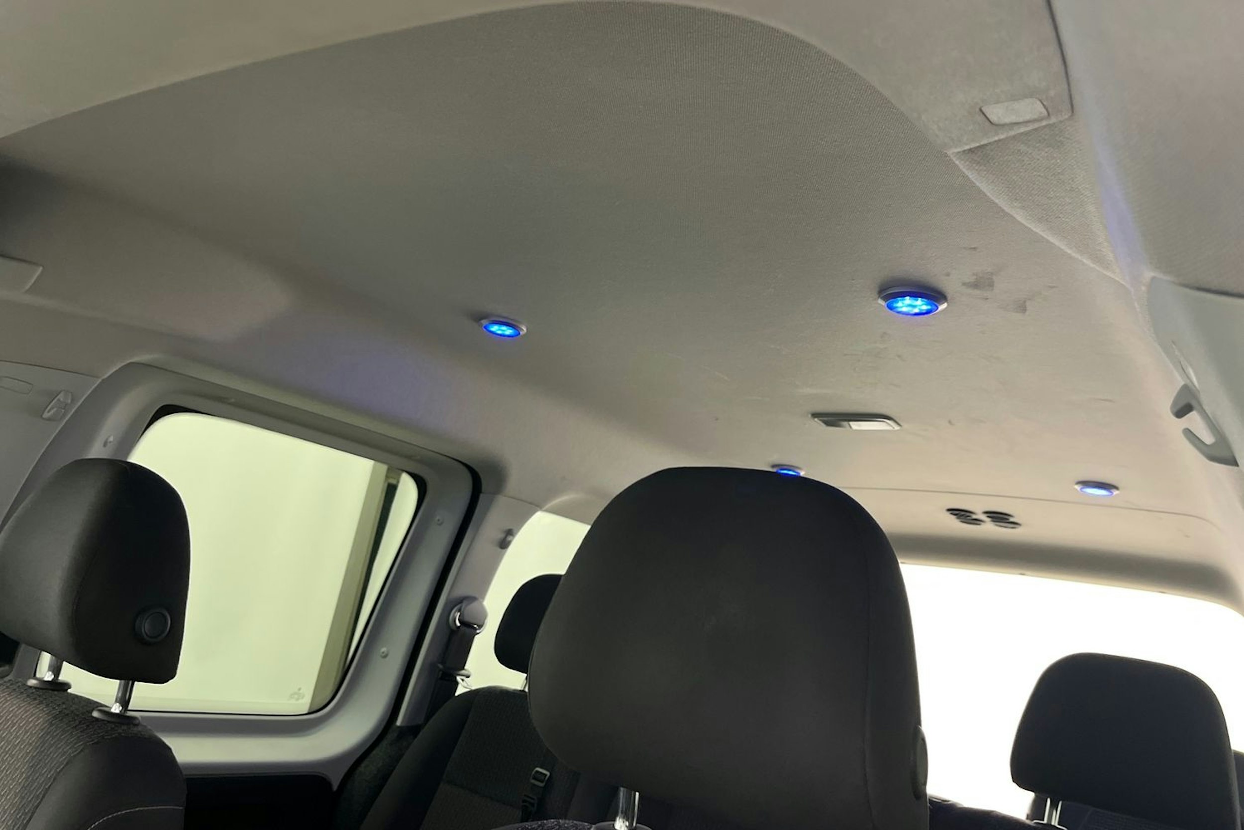 musta Volkswagen Caddy Maxi 2018 kuva 18.