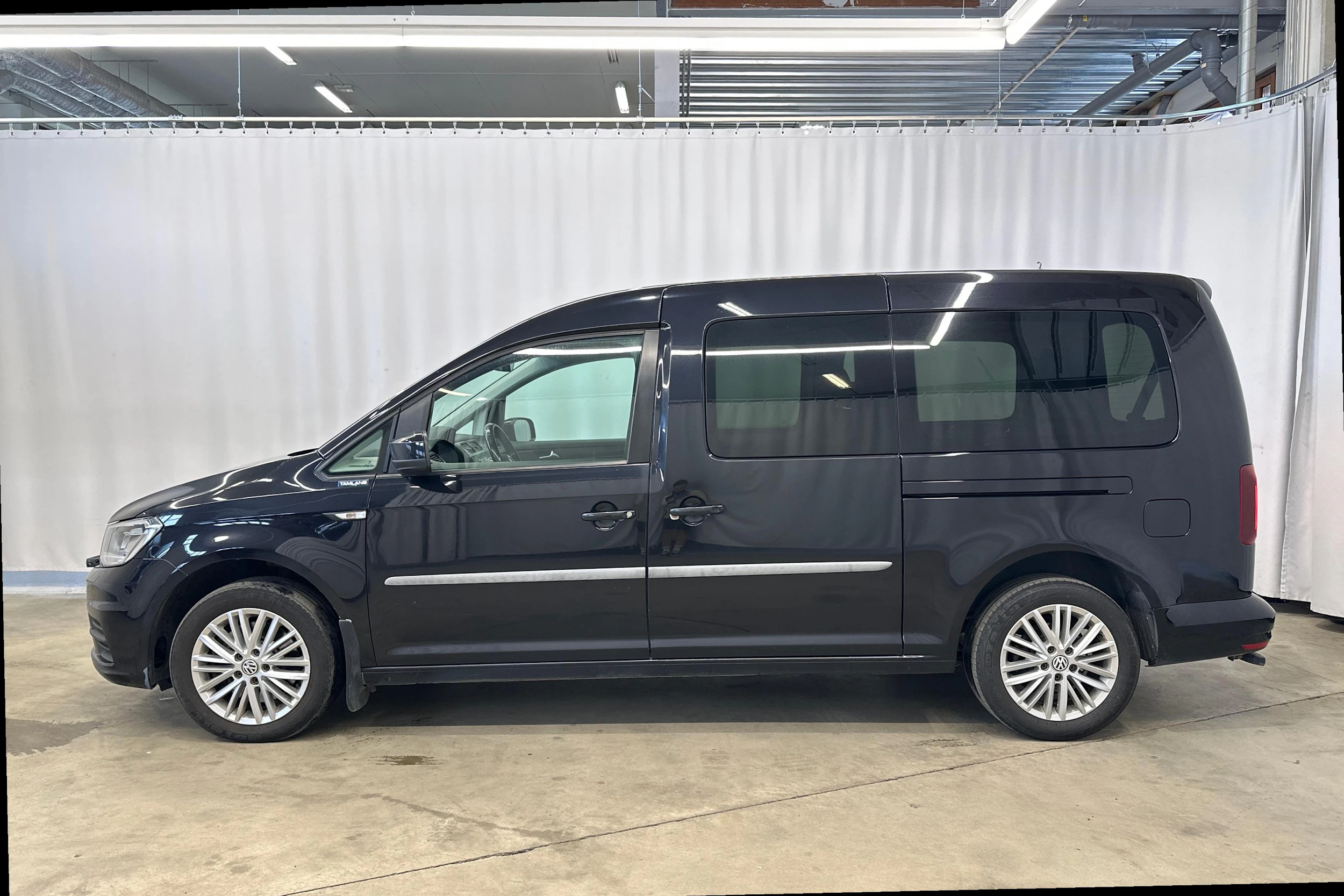 musta Volkswagen Caddy Maxi 2018 kuva 7.