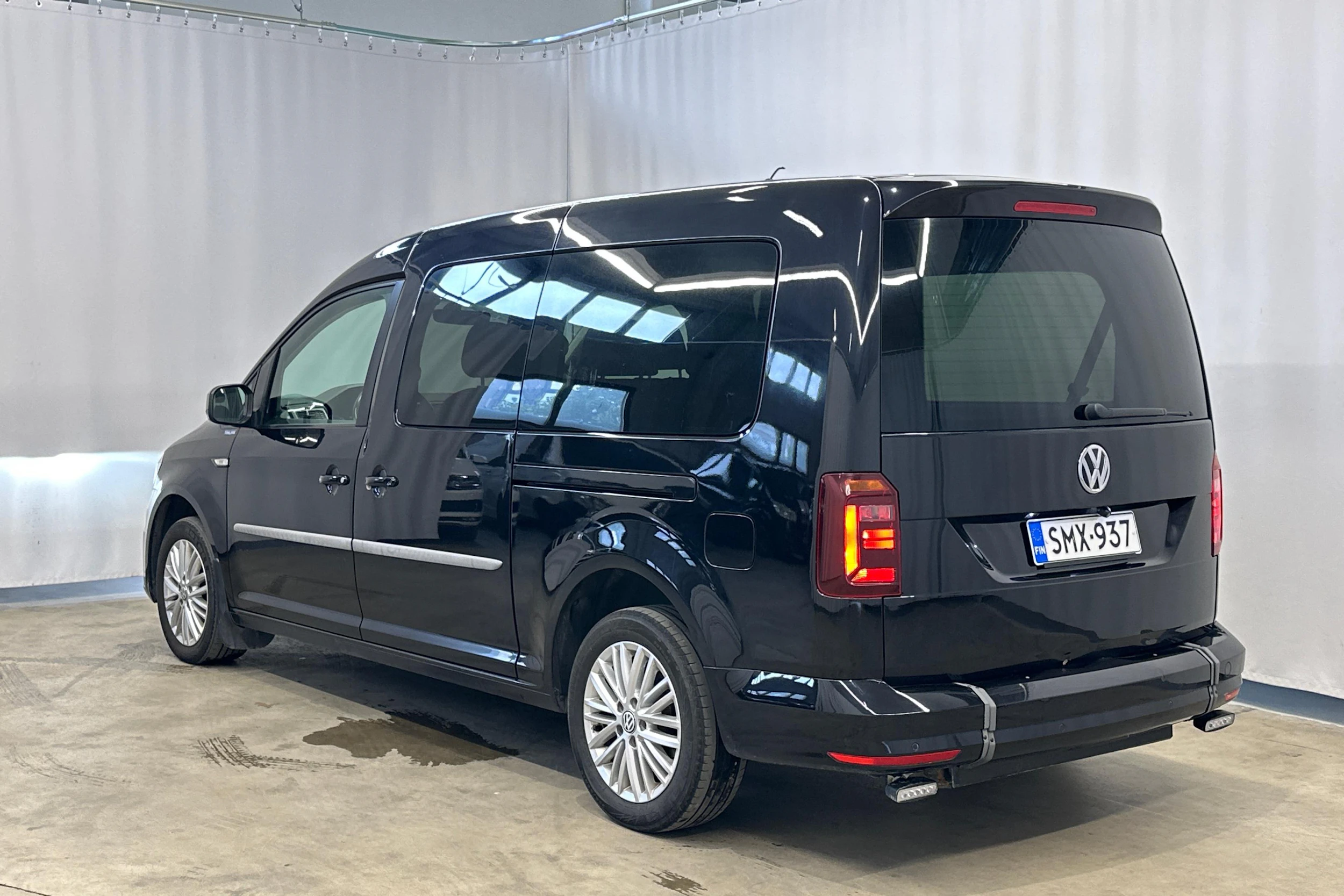 musta Volkswagen Caddy Maxi 2018 kuva 8.