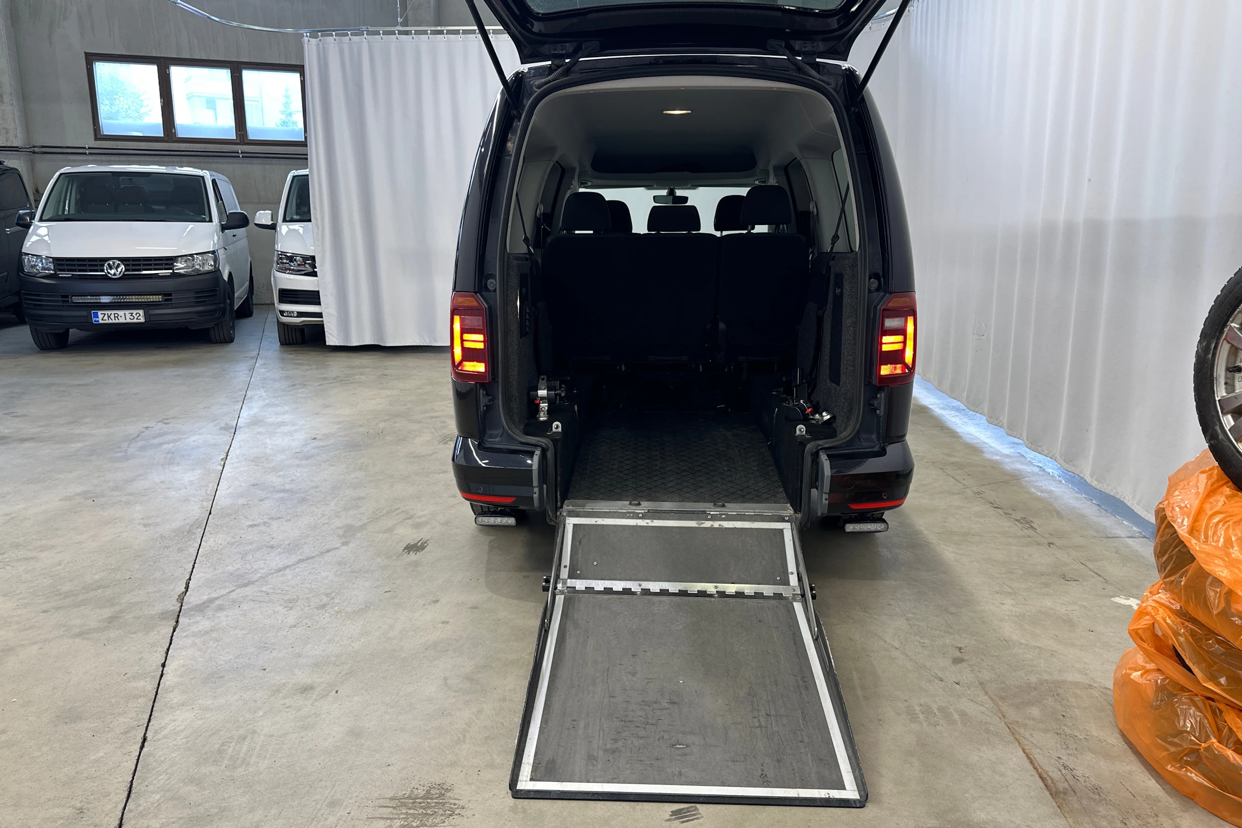 musta Volkswagen Caddy Maxi 2018 kuva 10.