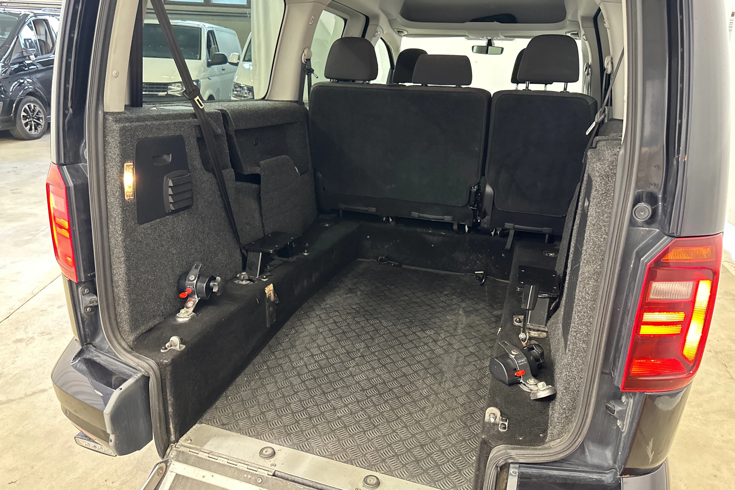 musta Volkswagen Caddy Maxi 2018 kuva 11.