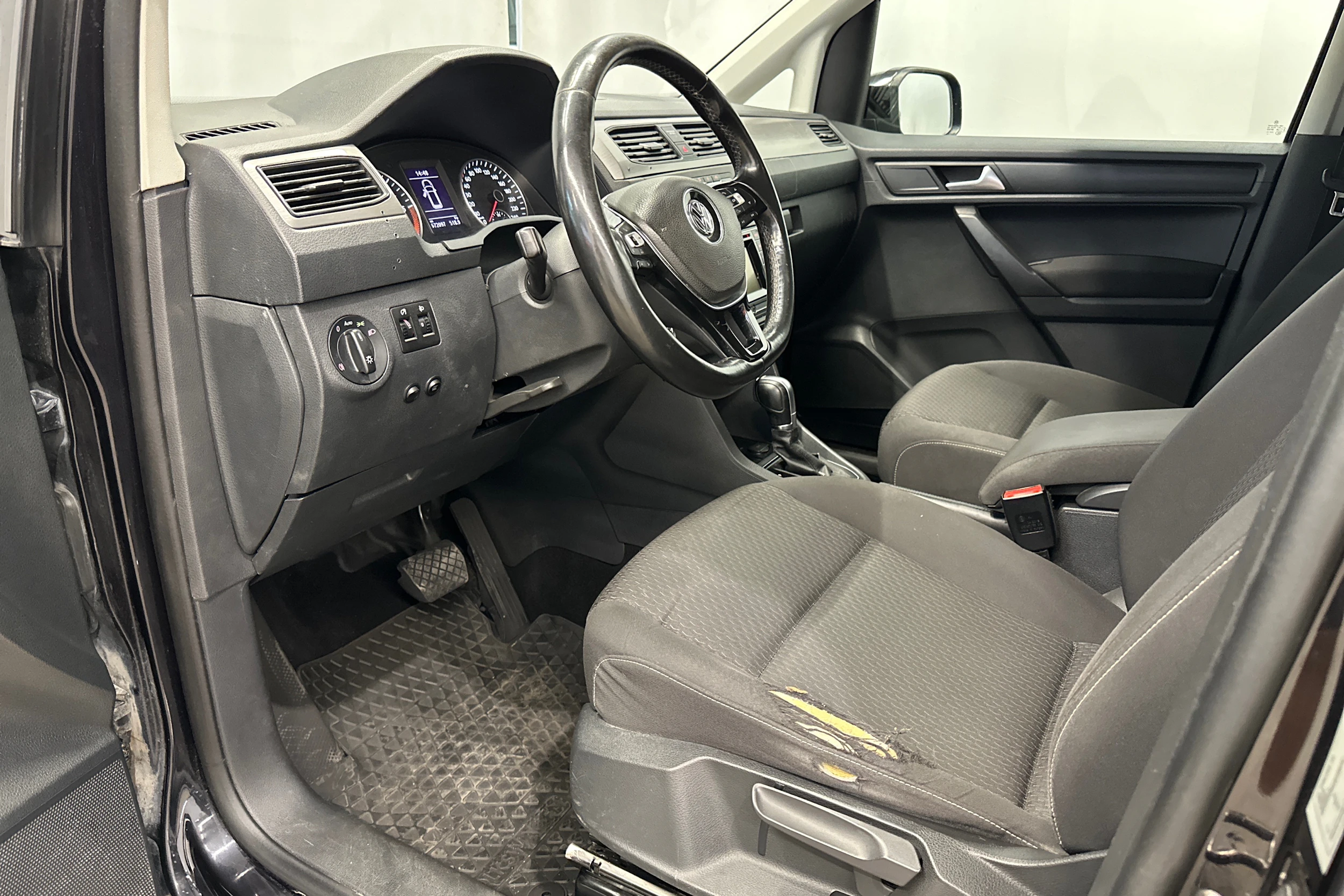 musta Volkswagen Caddy Maxi 2018 kuva 12.