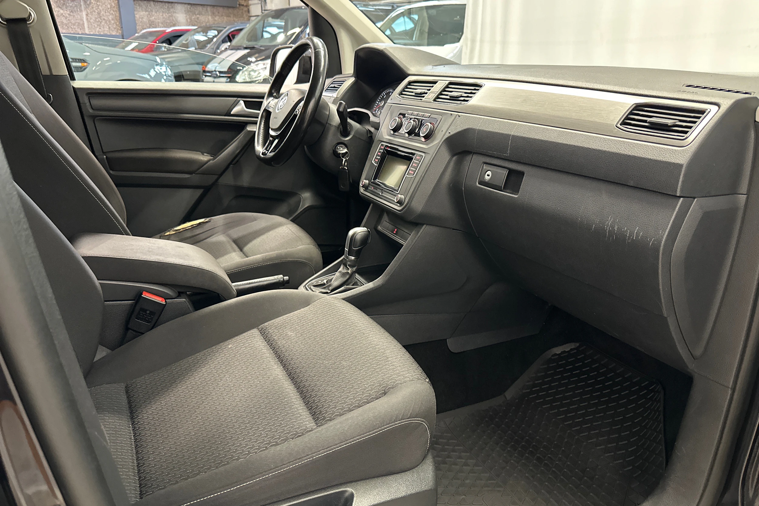 musta Volkswagen Caddy Maxi 2018 kuva 14.