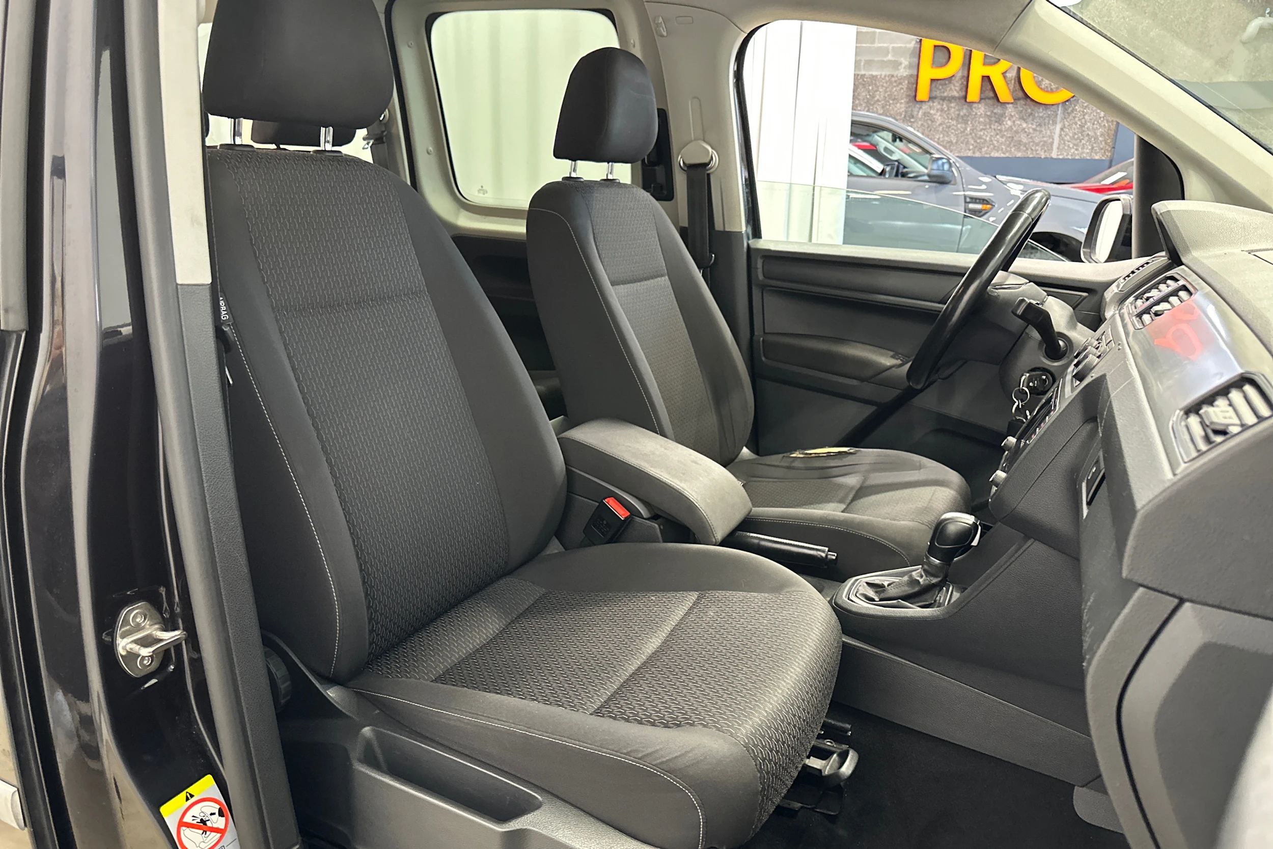 musta Volkswagen Caddy Maxi 2018 kuva 15.