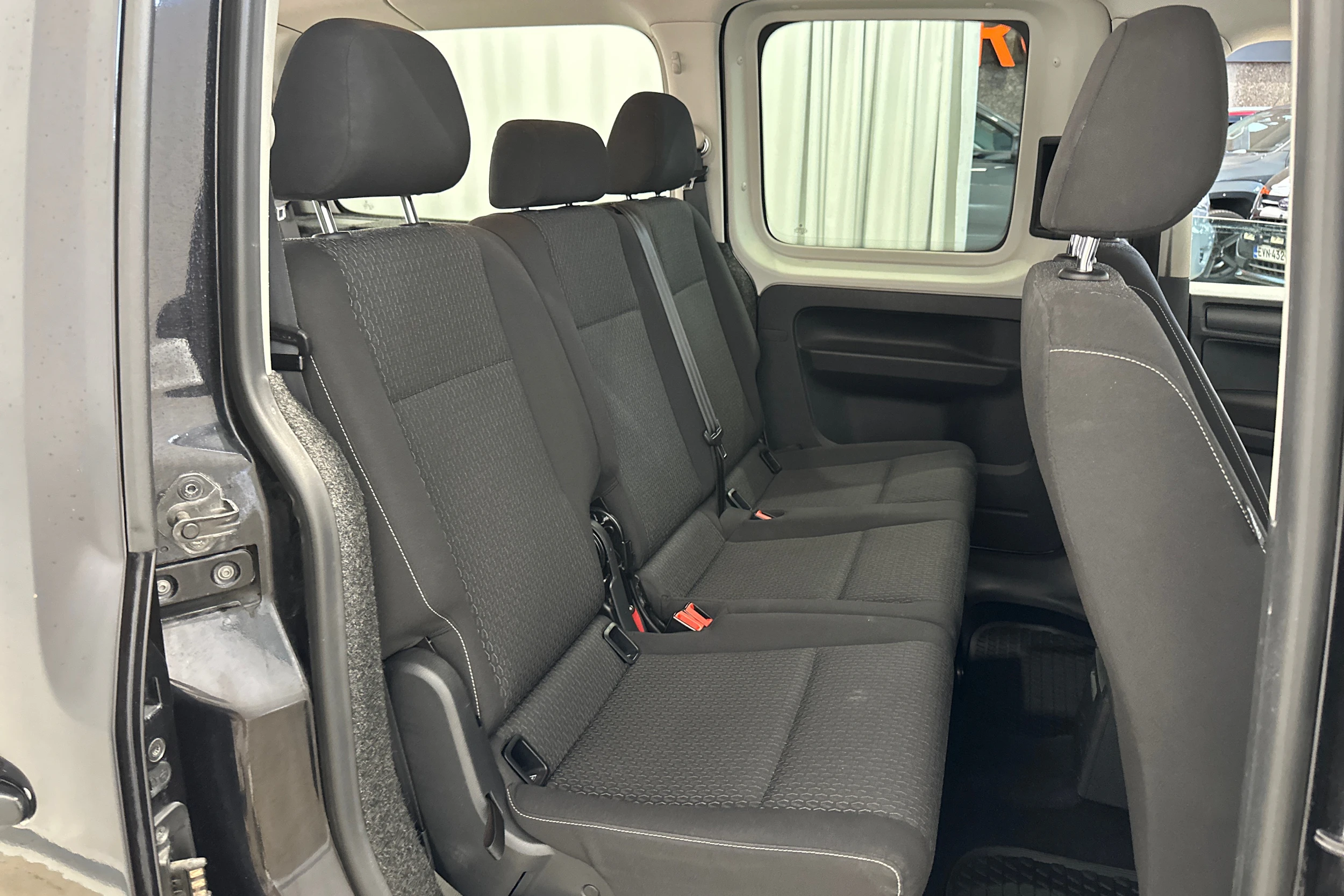 musta Volkswagen Caddy Maxi 2018 kuva 17.
