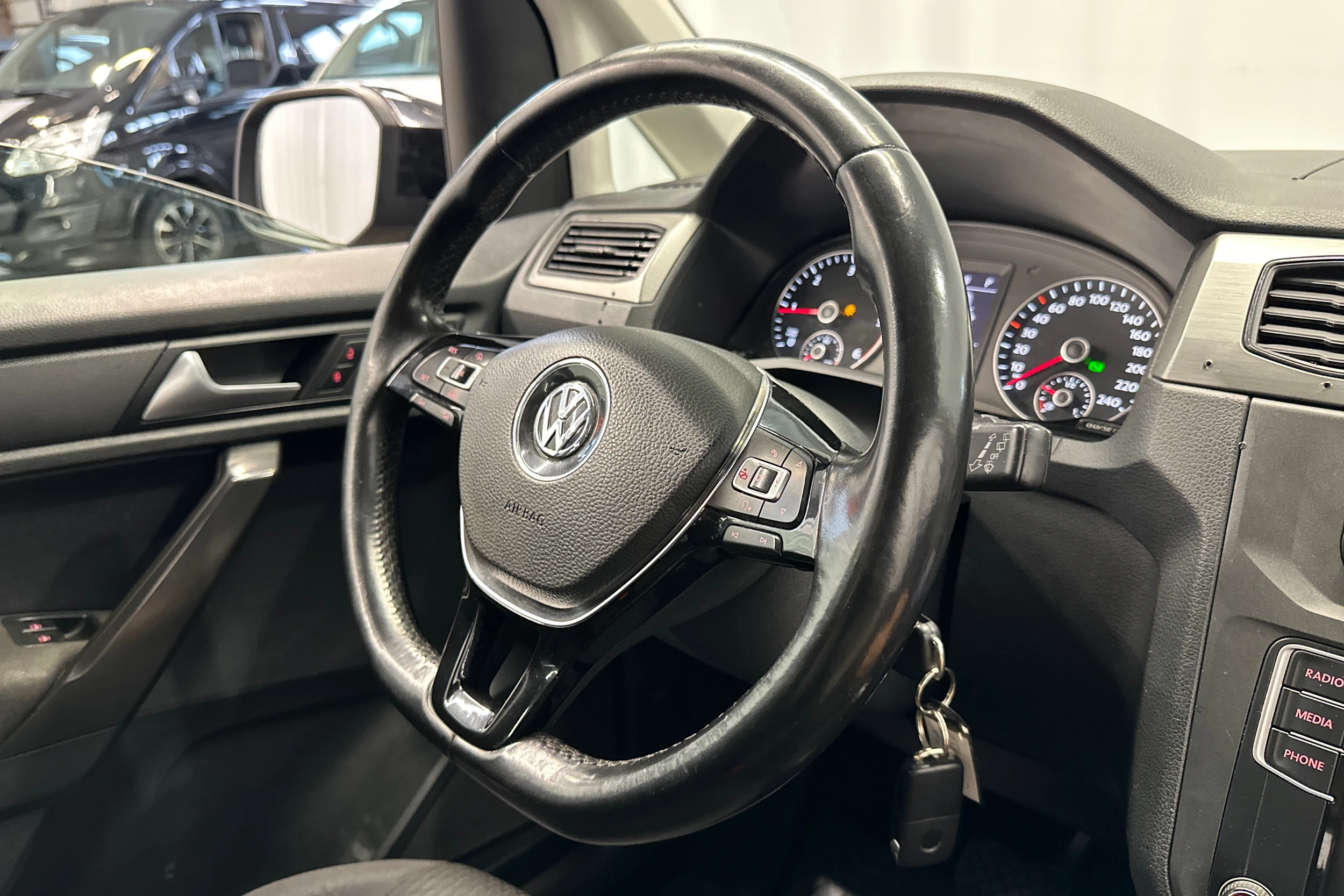 musta Volkswagen Caddy Maxi 2018 kuva 18.