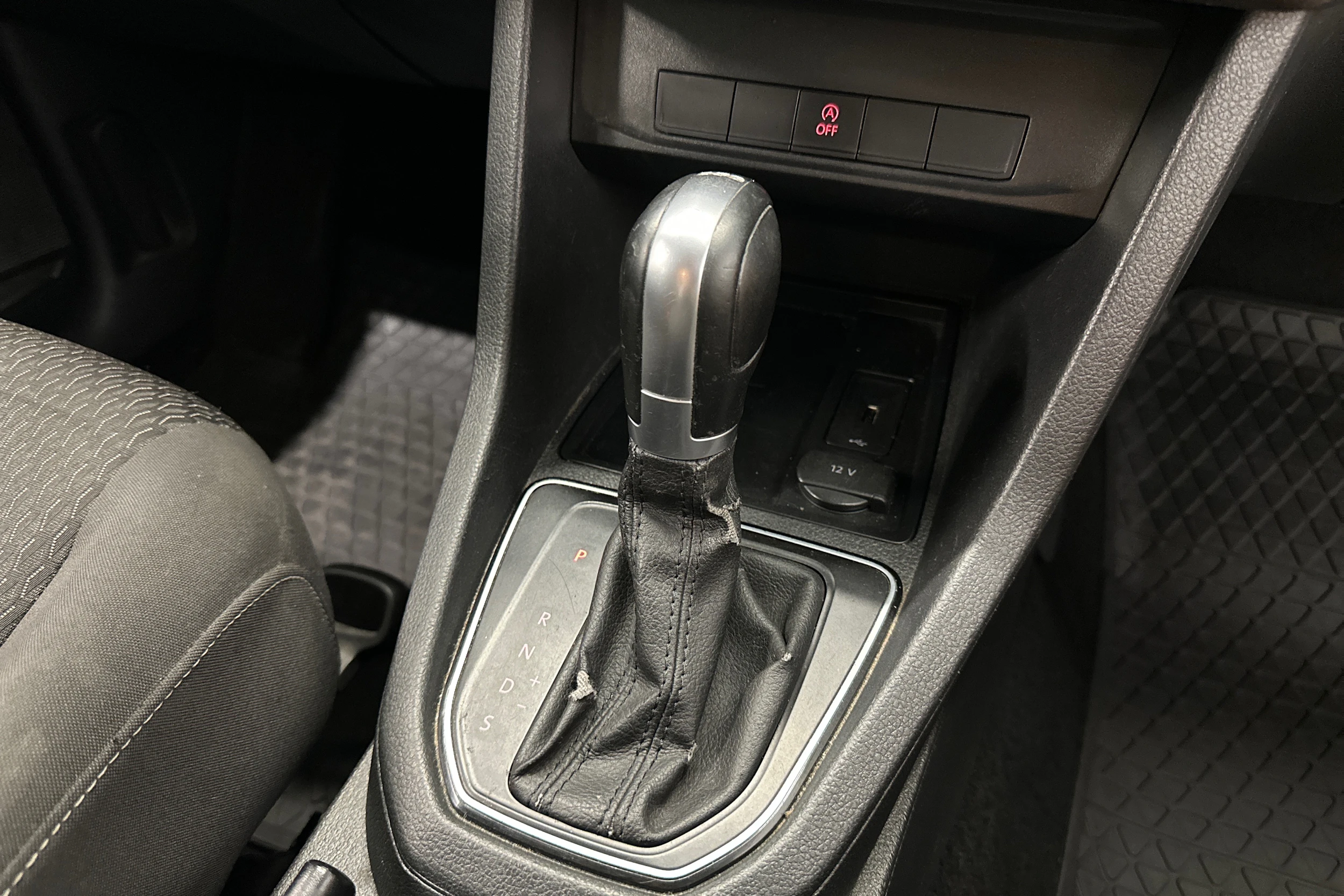 musta Volkswagen Caddy Maxi 2018 kuva 20.