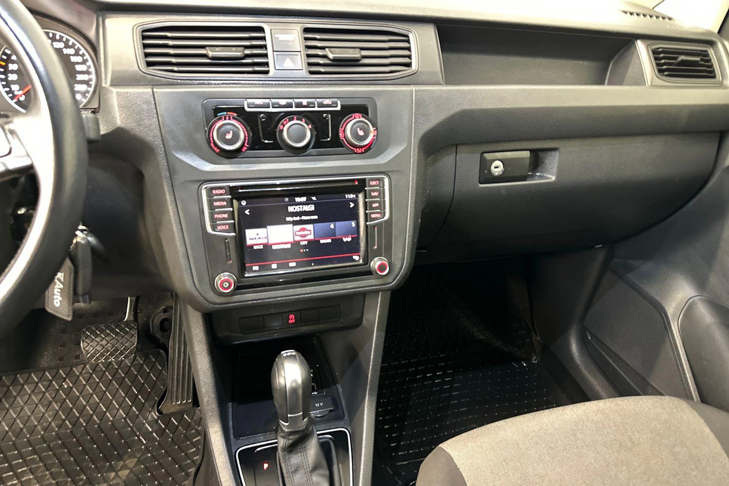 Valkoinen Volkswagen Caddy Maxi 2018 kuva 7.
