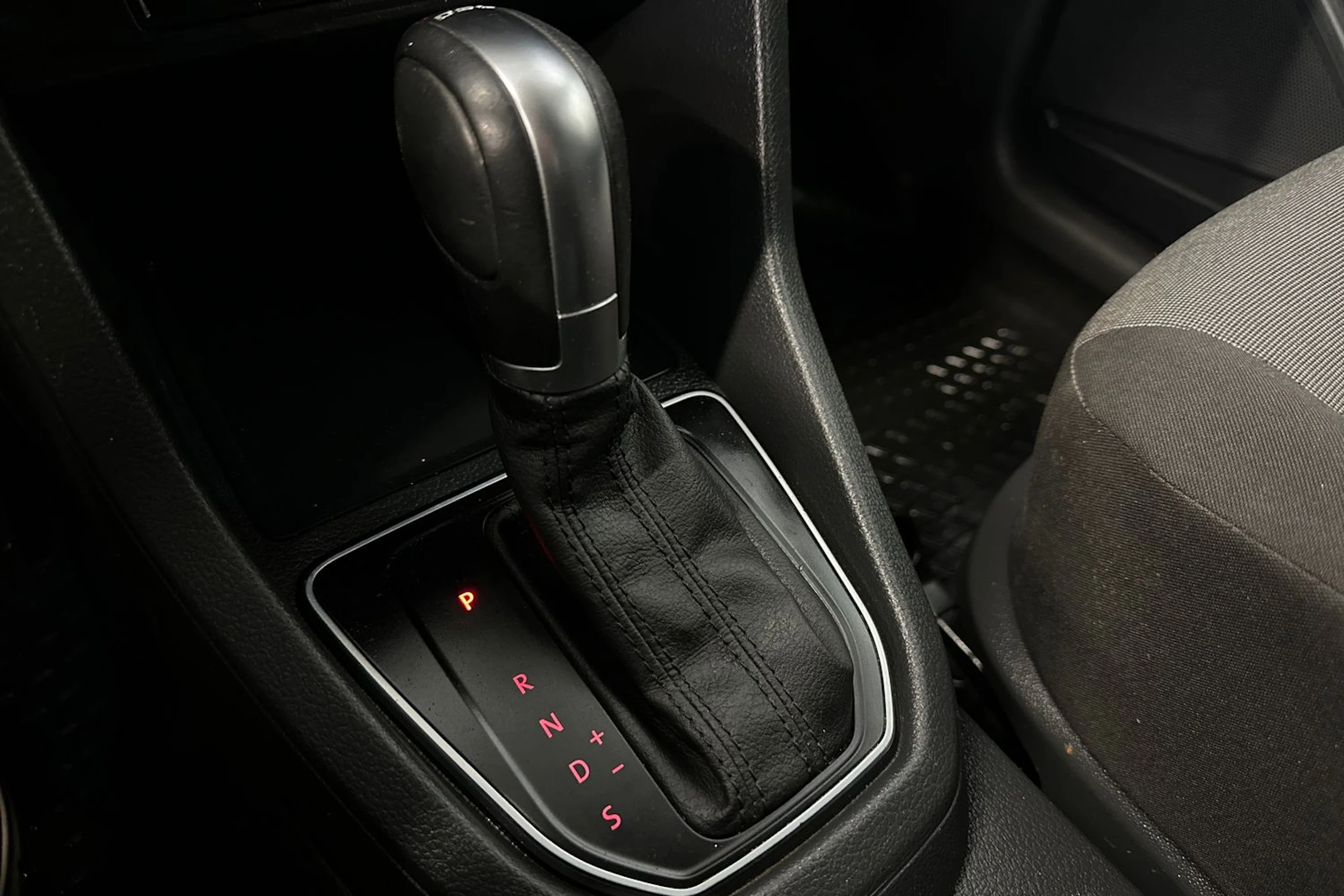Valkoinen Volkswagen Caddy Maxi 2018 kuva 13.