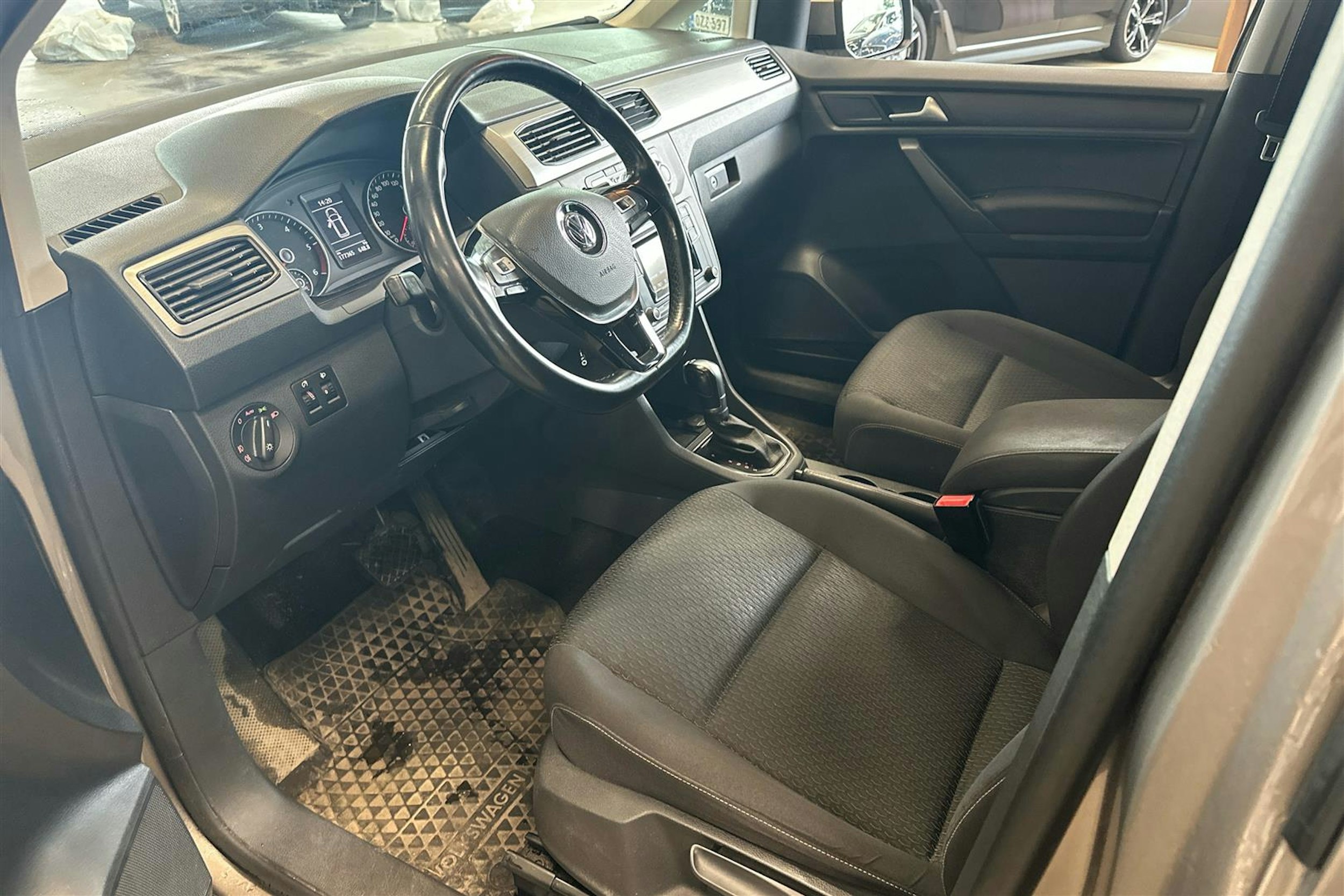ruskea (beige) Volkswagen Caddy Maxi 2018 kuva 3.
