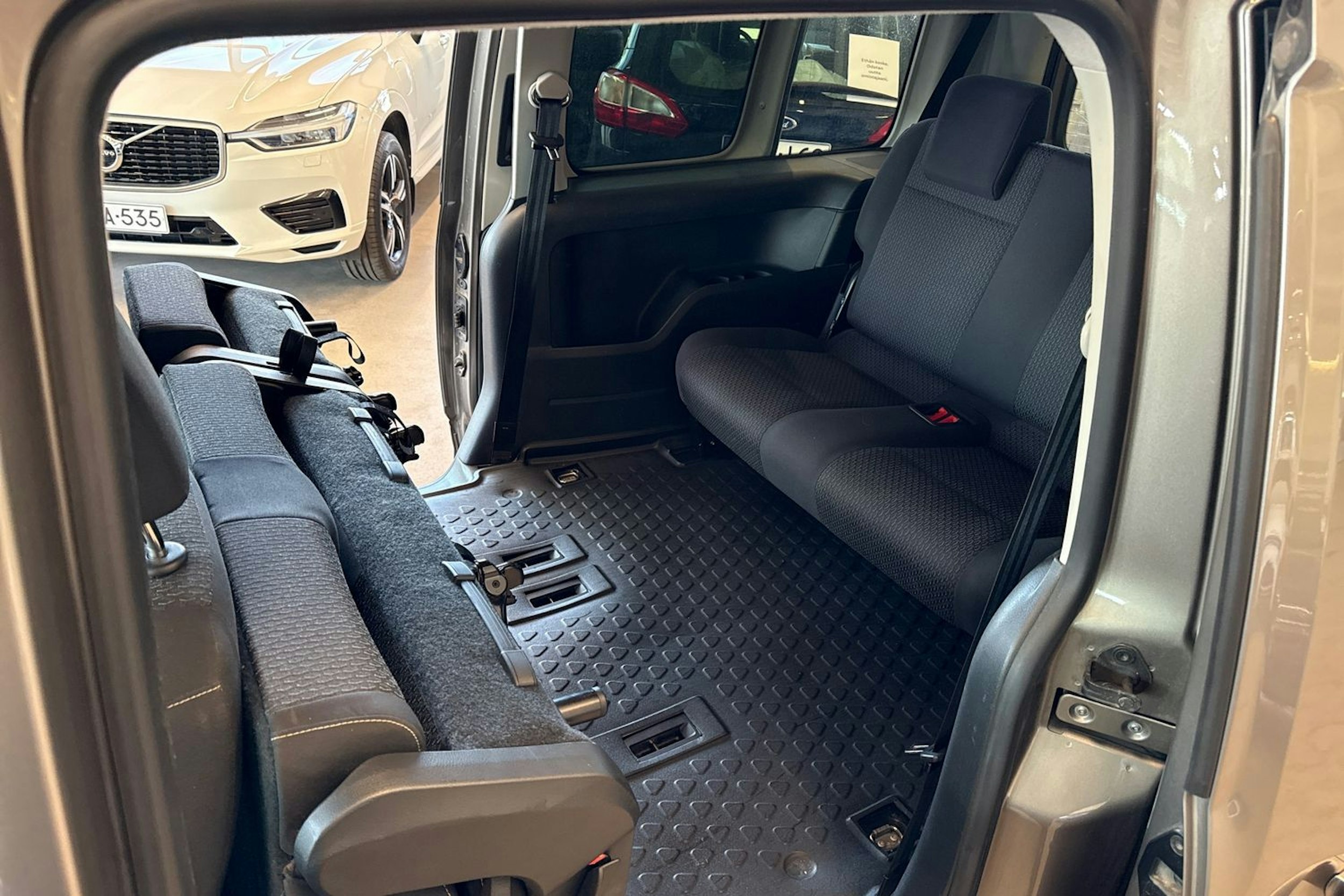 ruskea (beige) Volkswagen Caddy Maxi 2018 kuva 21.