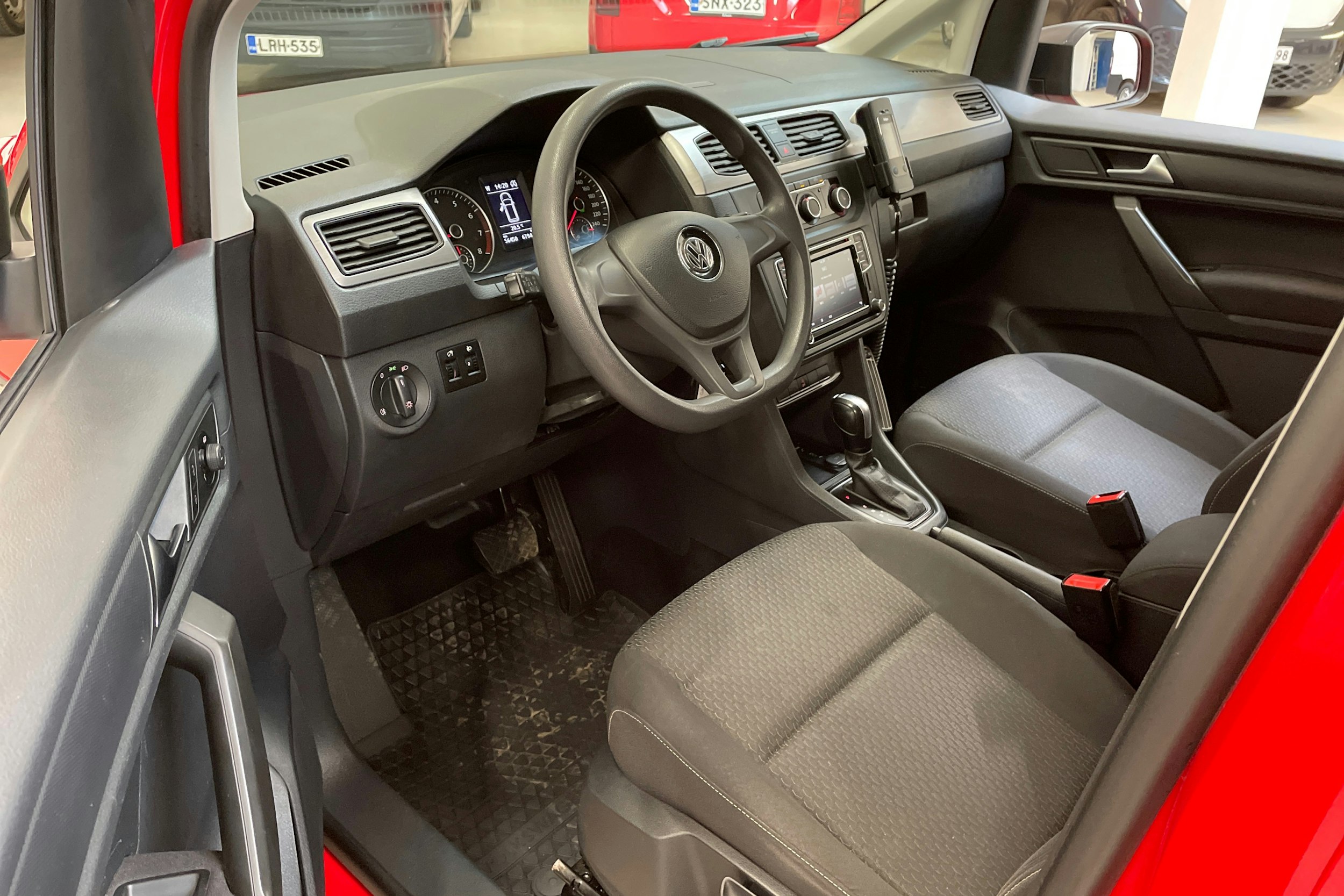 punainen Volkswagen Caddy Maxi 2018 kuva 6.