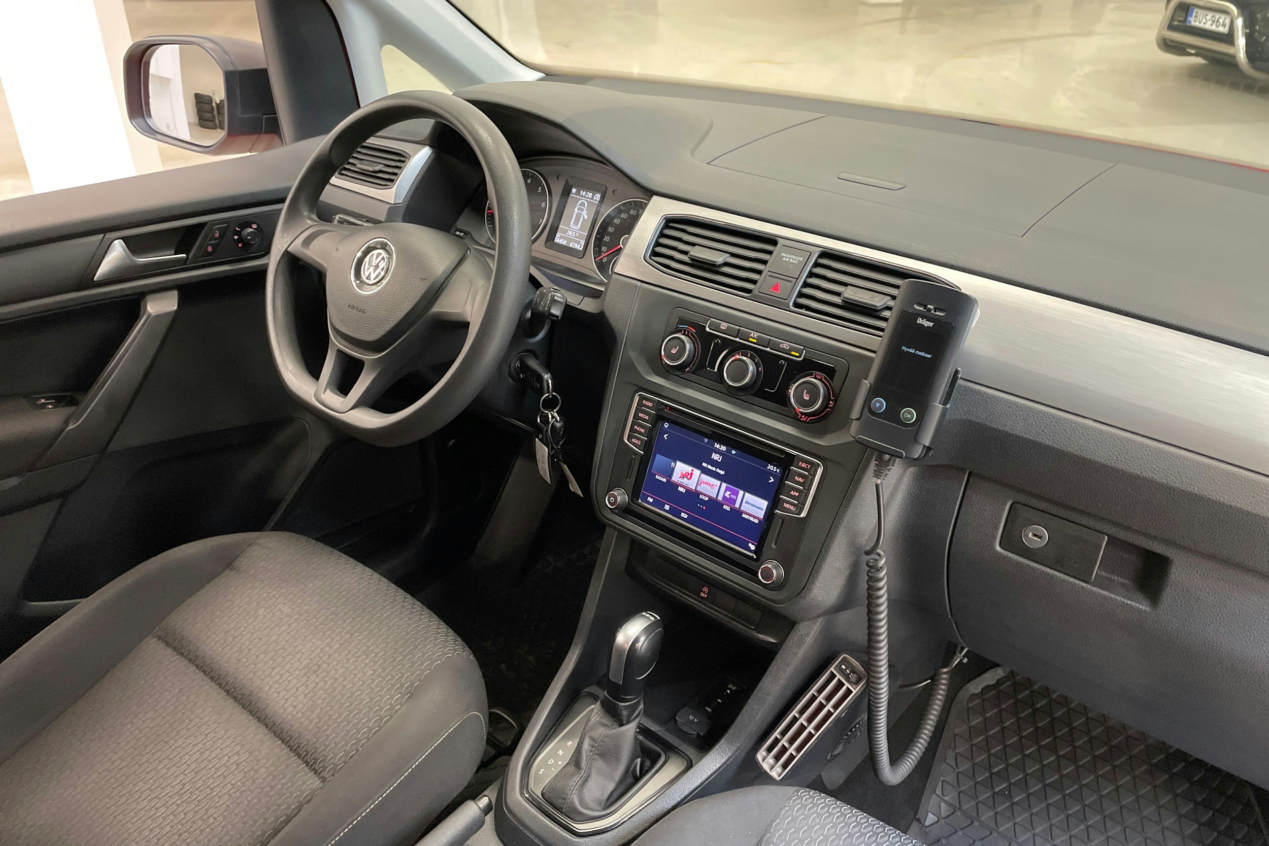 punainen Volkswagen Caddy Maxi 2018 kuva 12.