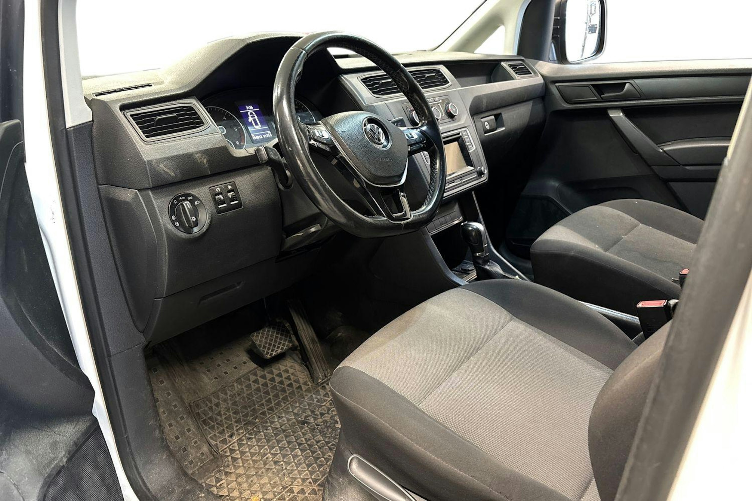 Valkoinen Volkswagen Caddy Maxi 2018 kuva 3.