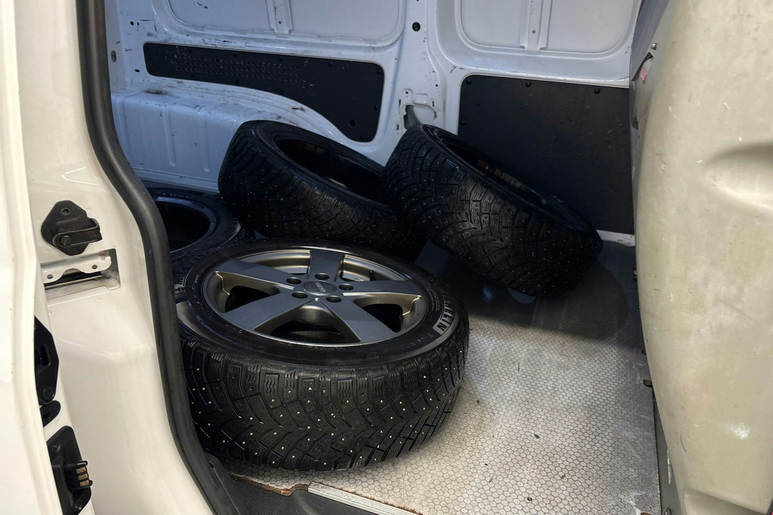 Valkoinen Volkswagen Caddy Maxi 2018 kuva 14.