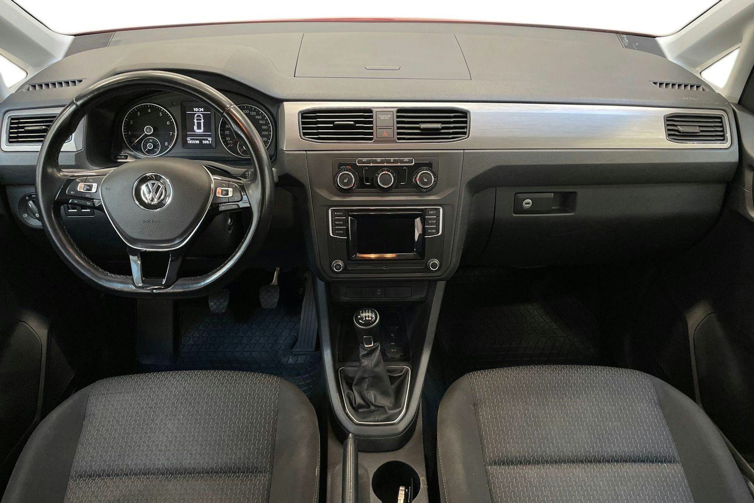 punainen Volkswagen Caddy Maxi 2018 kuva 9.