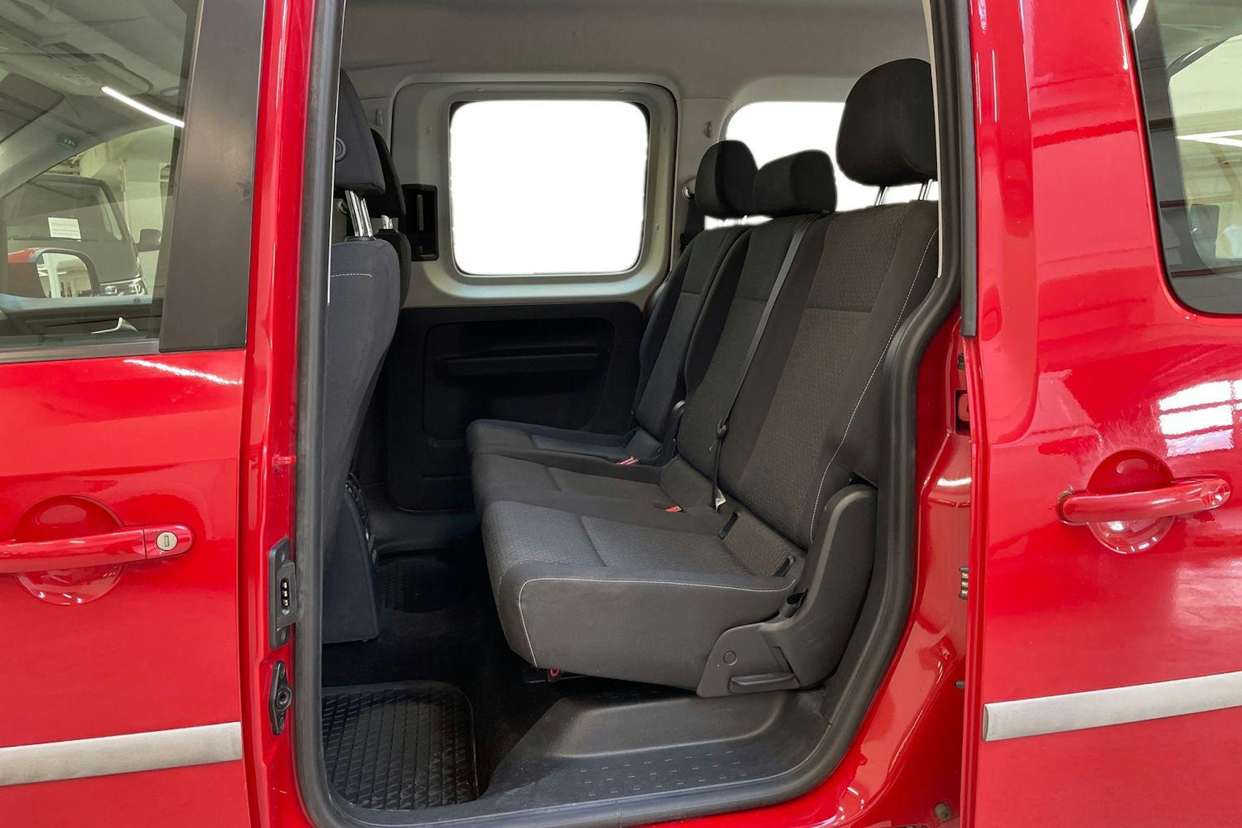 punainen Volkswagen Caddy Maxi 2018 kuva 10.
