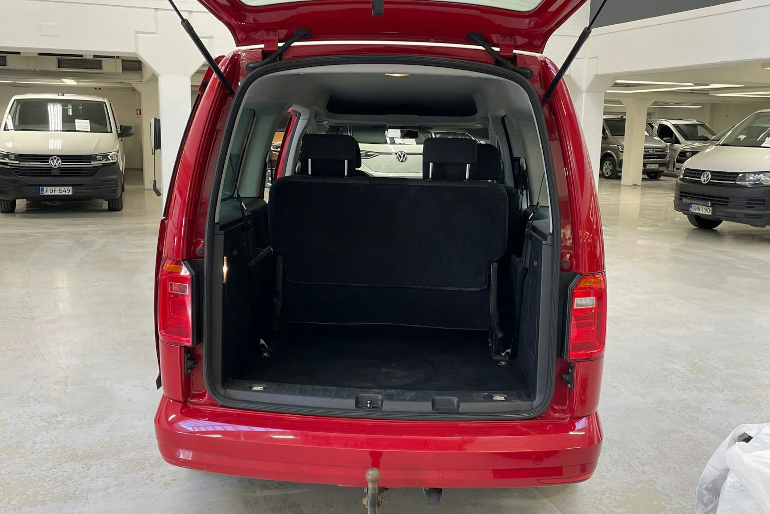 punainen Volkswagen Caddy Maxi 2018 kuva 14.