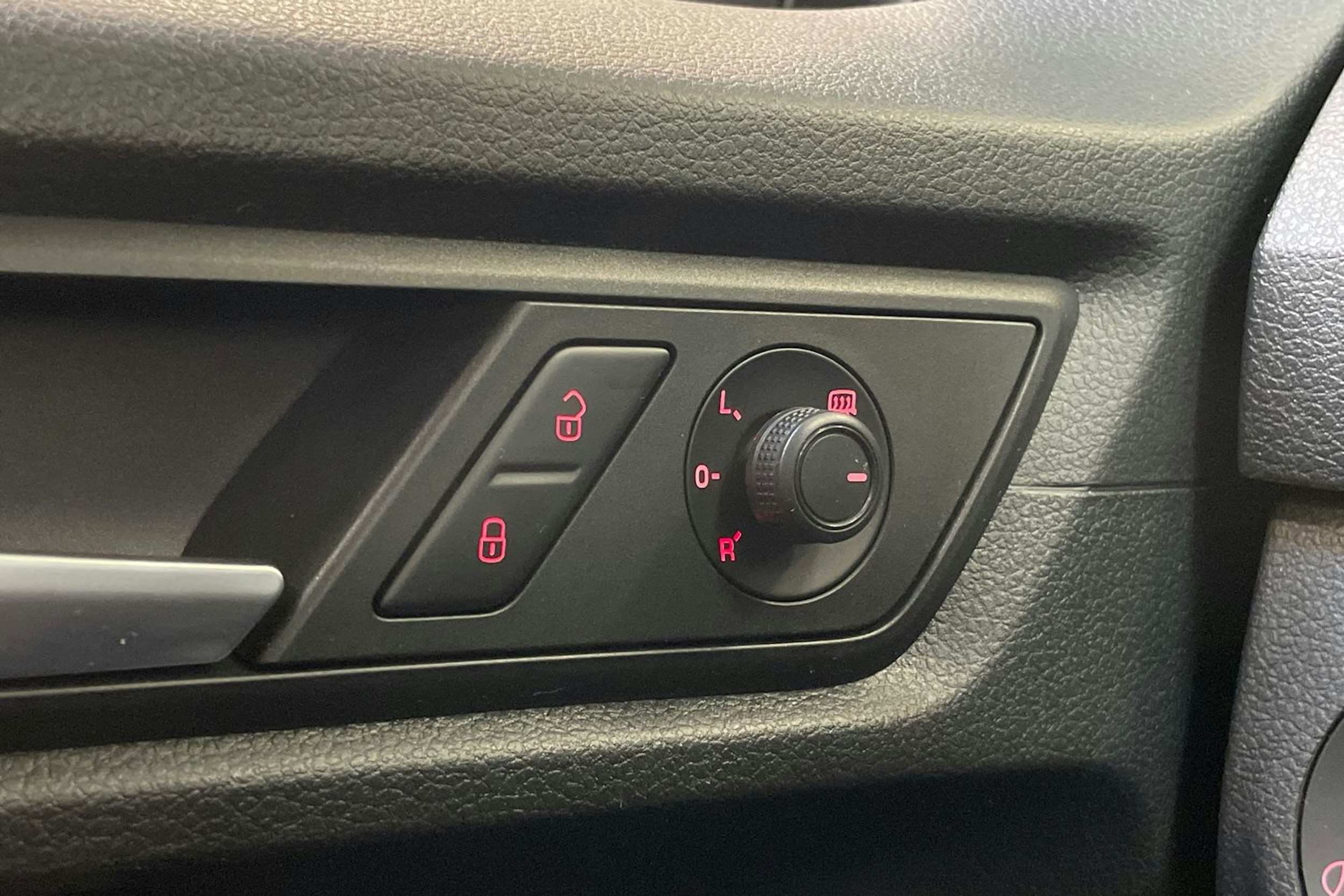 punainen Volkswagen Caddy Maxi 2018 kuva 23.