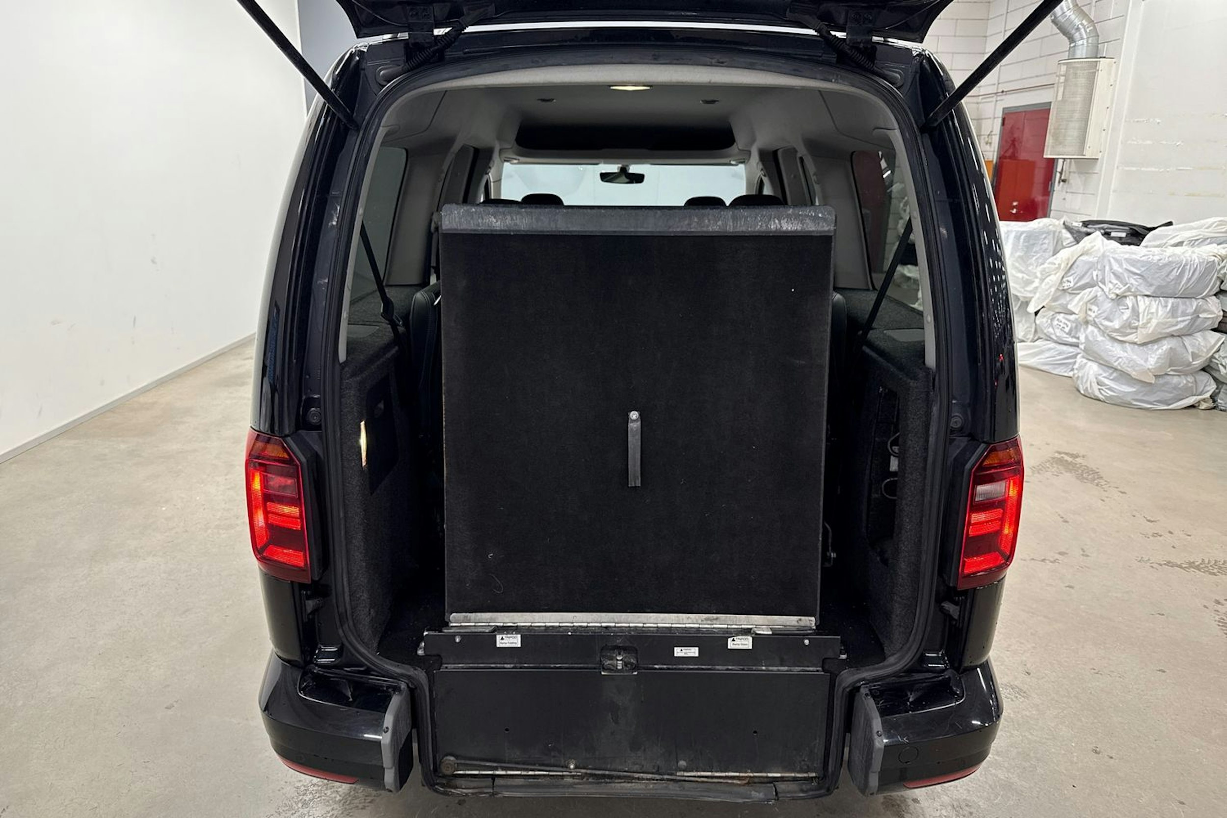 met. musta Volkswagen Caddy Maxi 2019 kuva 15.