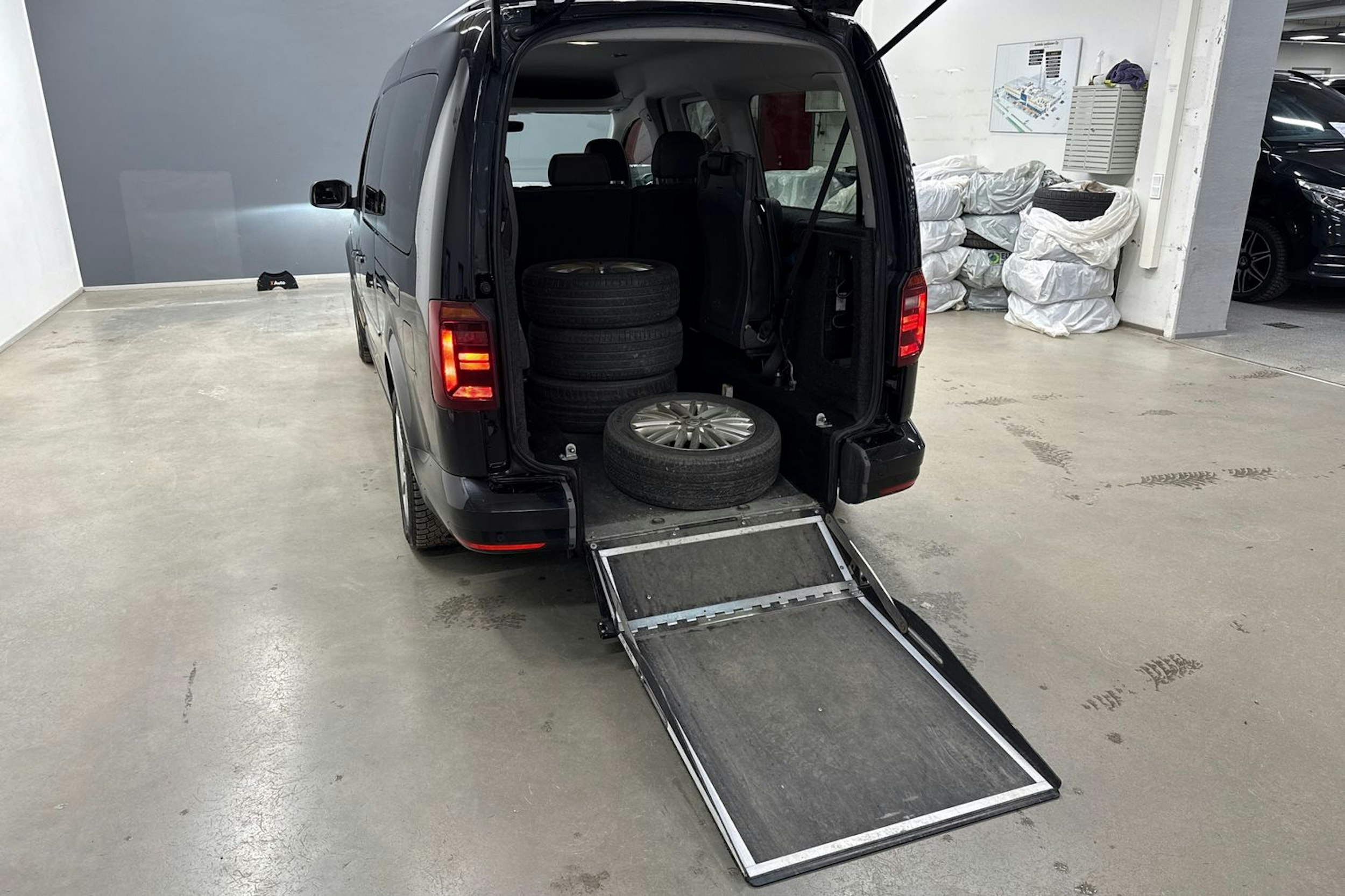 met. musta Volkswagen Caddy Maxi 2019 kuva 16.