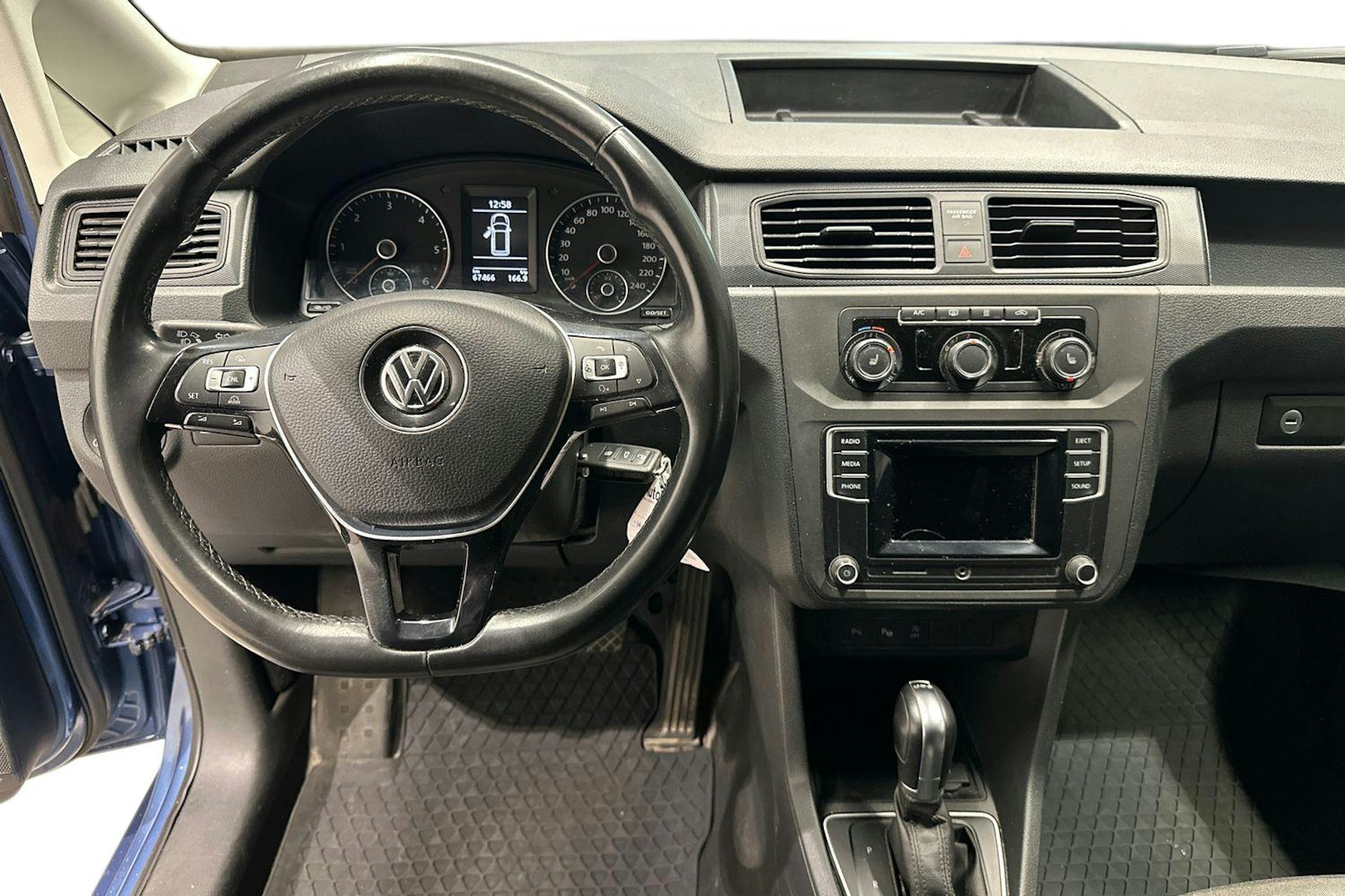 Sininen Volkswagen Caddy Maxi 2019 kuva 7.