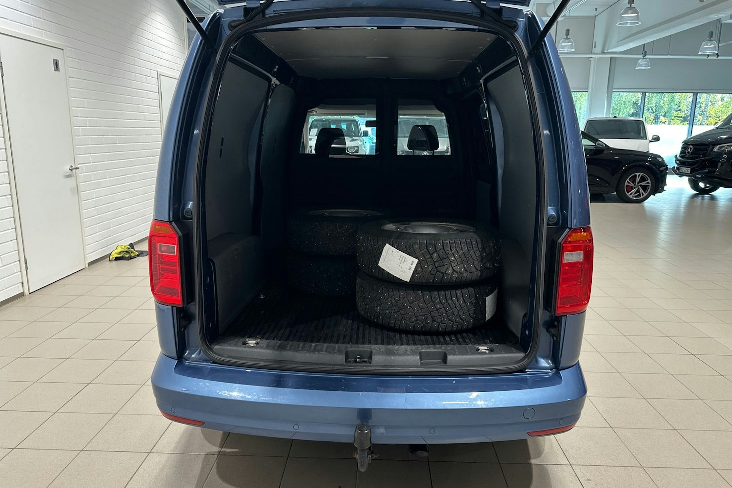Sininen Volkswagen Caddy Maxi 2019 kuva 14.