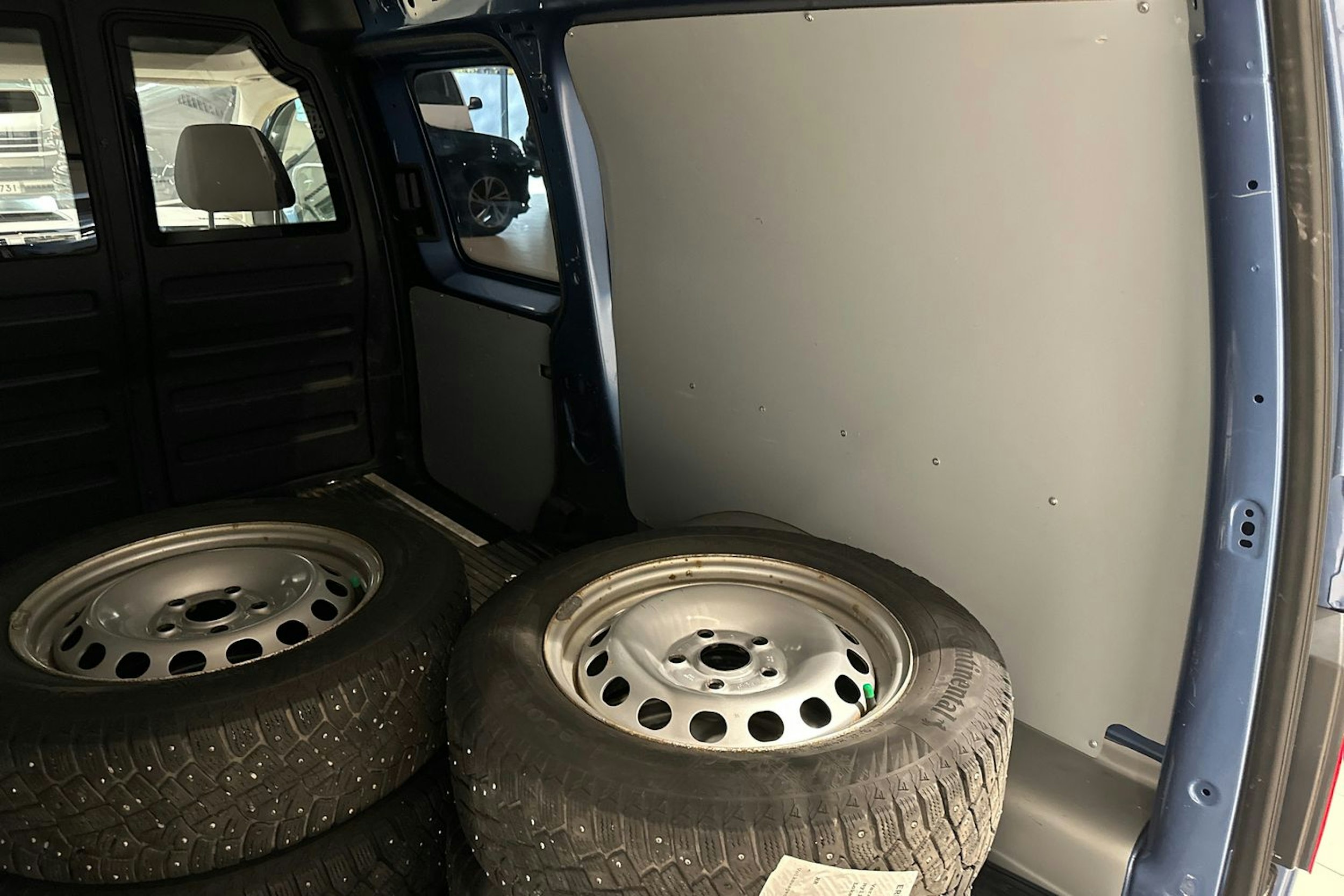 Sininen Volkswagen Caddy Maxi 2019 kuva 16.
