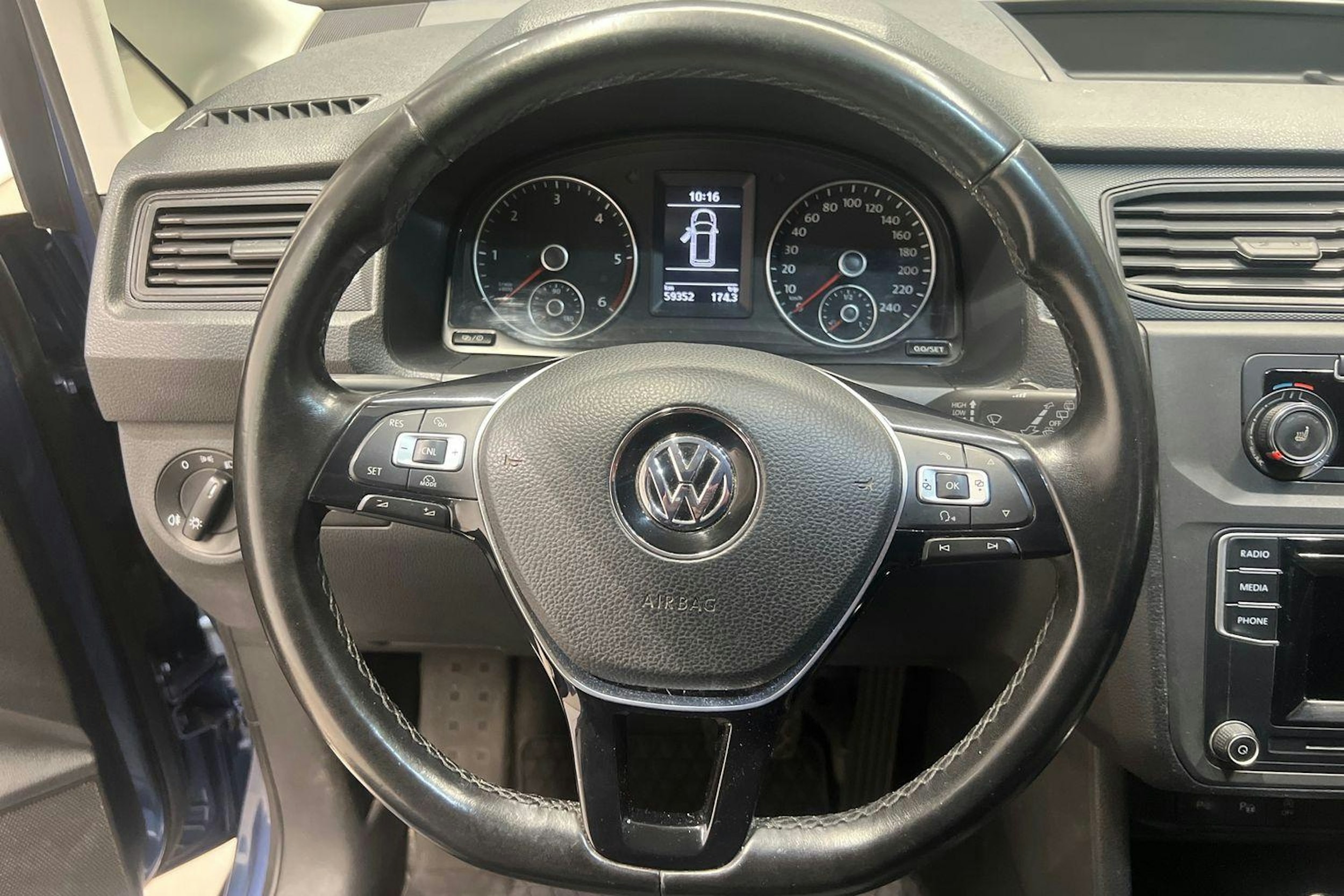 Sininen Volkswagen Caddy Maxi 2019 kuva 9.