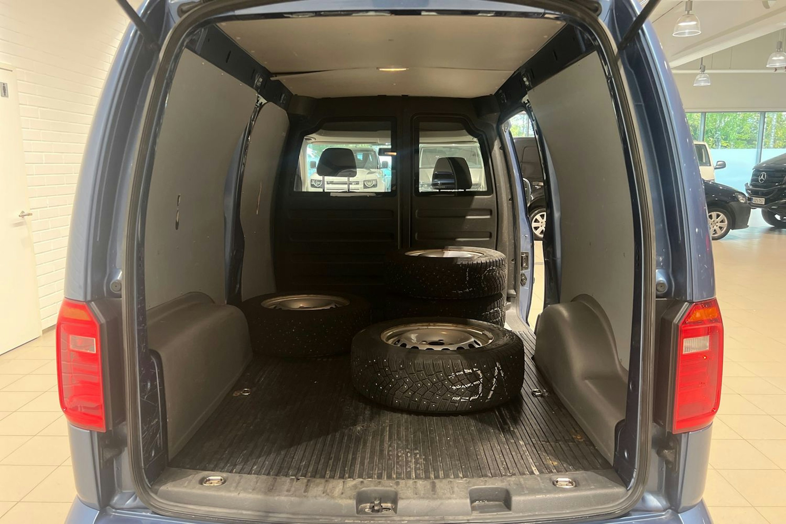 Sininen Volkswagen Caddy Maxi 2019 kuva 17.