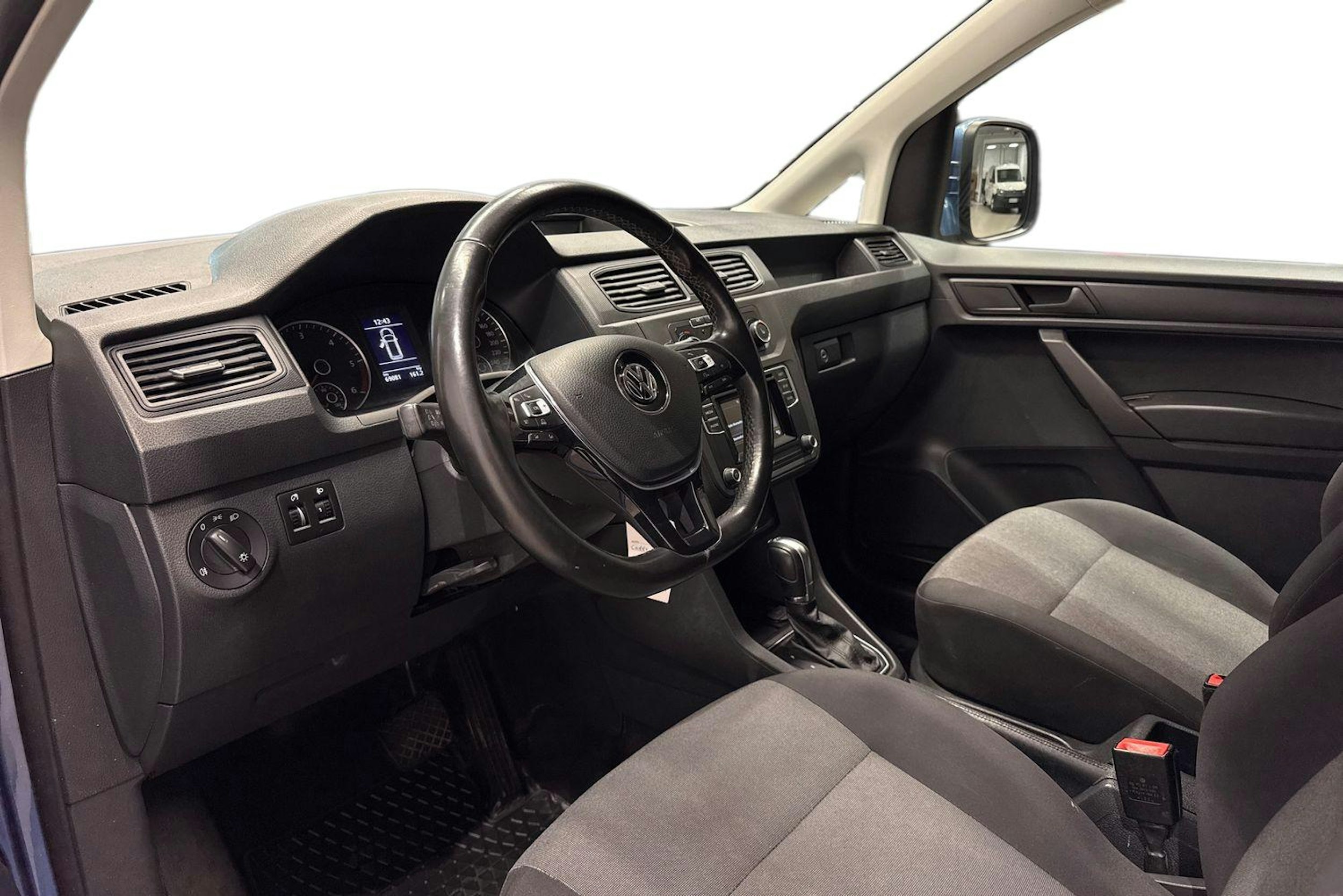 Sininen Volkswagen Caddy Maxi 2019 kuva 7.