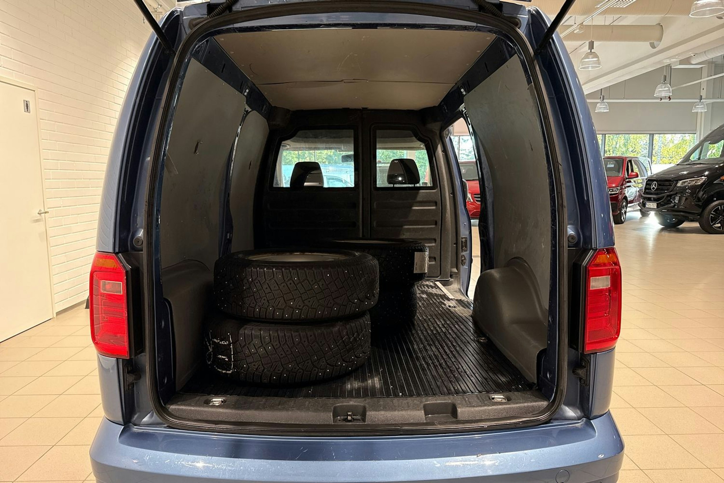 Sininen Volkswagen Caddy Maxi 2019 kuva 13.