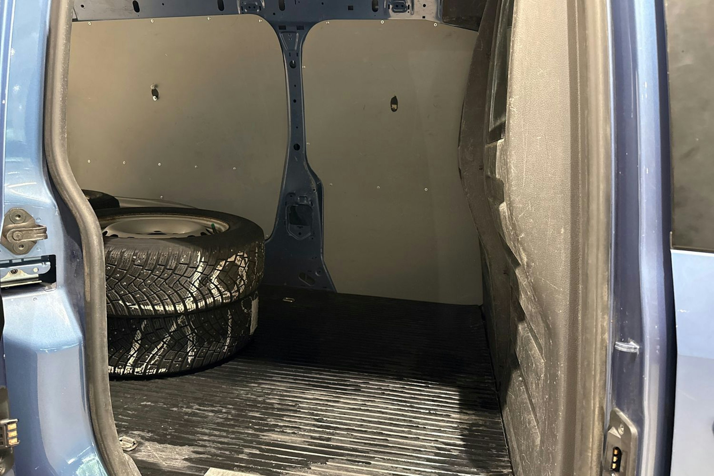 Sininen Volkswagen Caddy Maxi 2019 kuva 14.