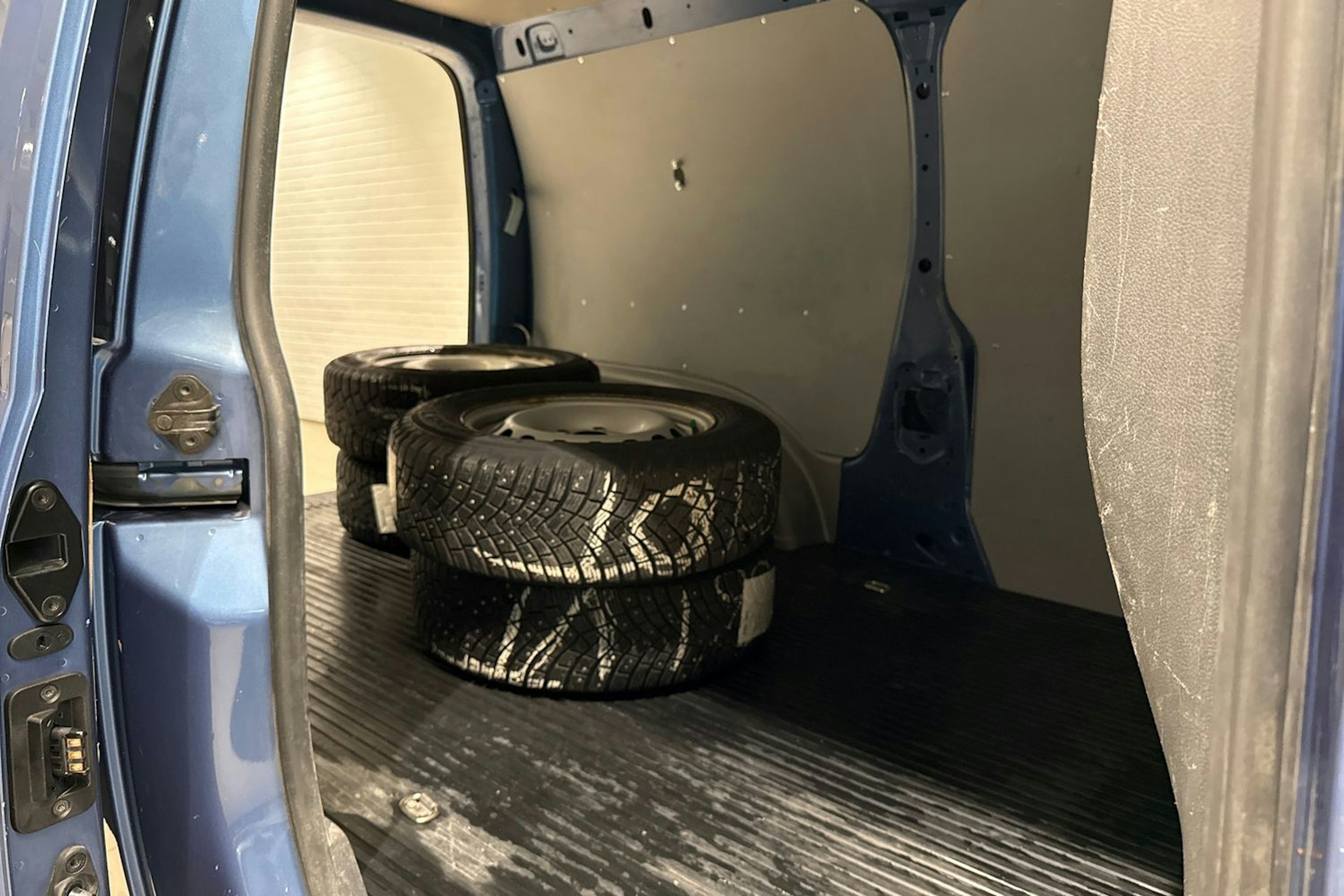 Sininen Volkswagen Caddy Maxi 2019 kuva 15.