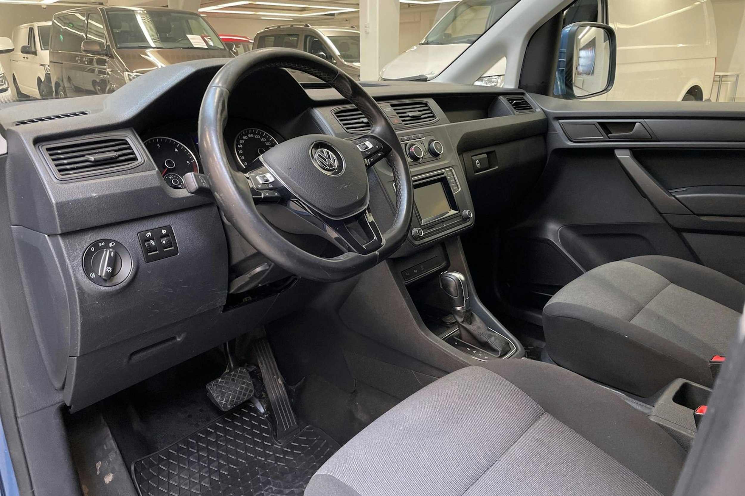 sininen Volkswagen Caddy Maxi 2019 kuva 6.