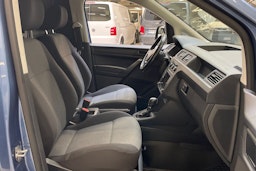 sininen Volkswagen Caddy Maxi 2019 kuva 8.
