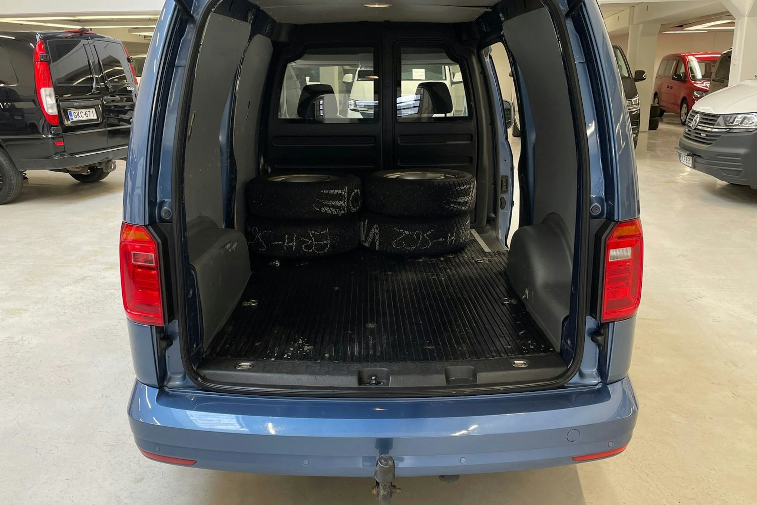 sininen Volkswagen Caddy Maxi 2019 kuva 11.