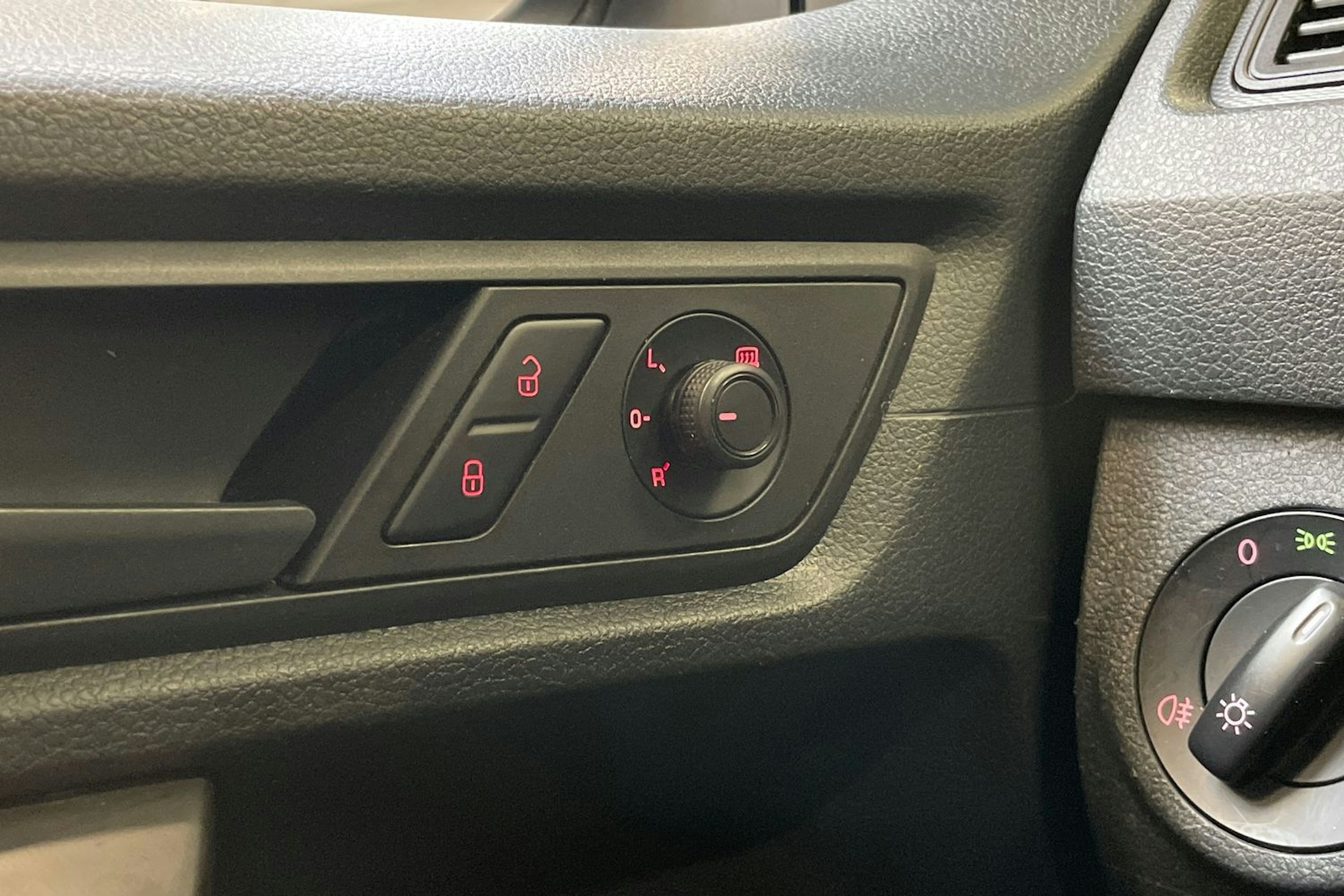 sininen Volkswagen Caddy Maxi 2019 kuva 21.